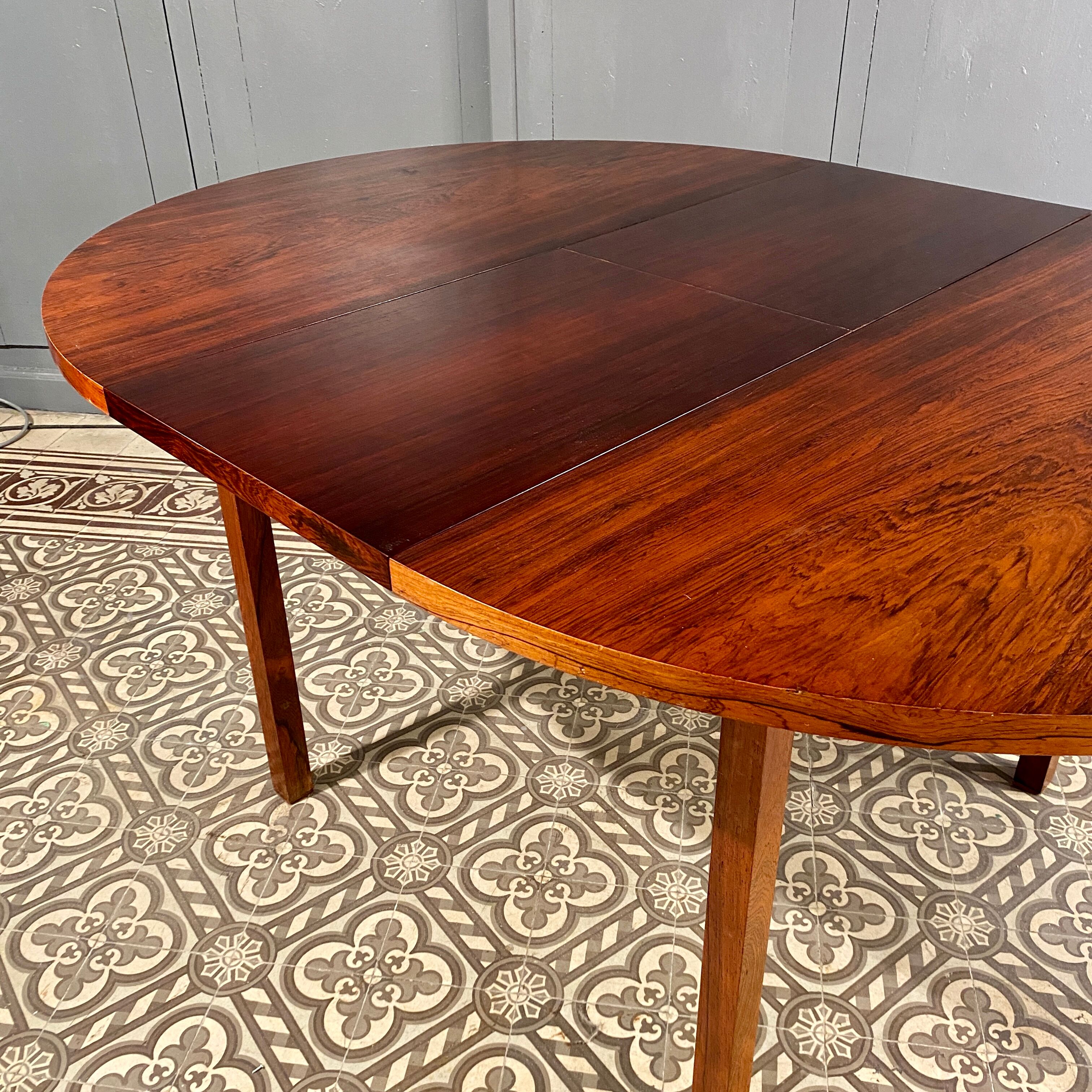 Dining room round table with an extension