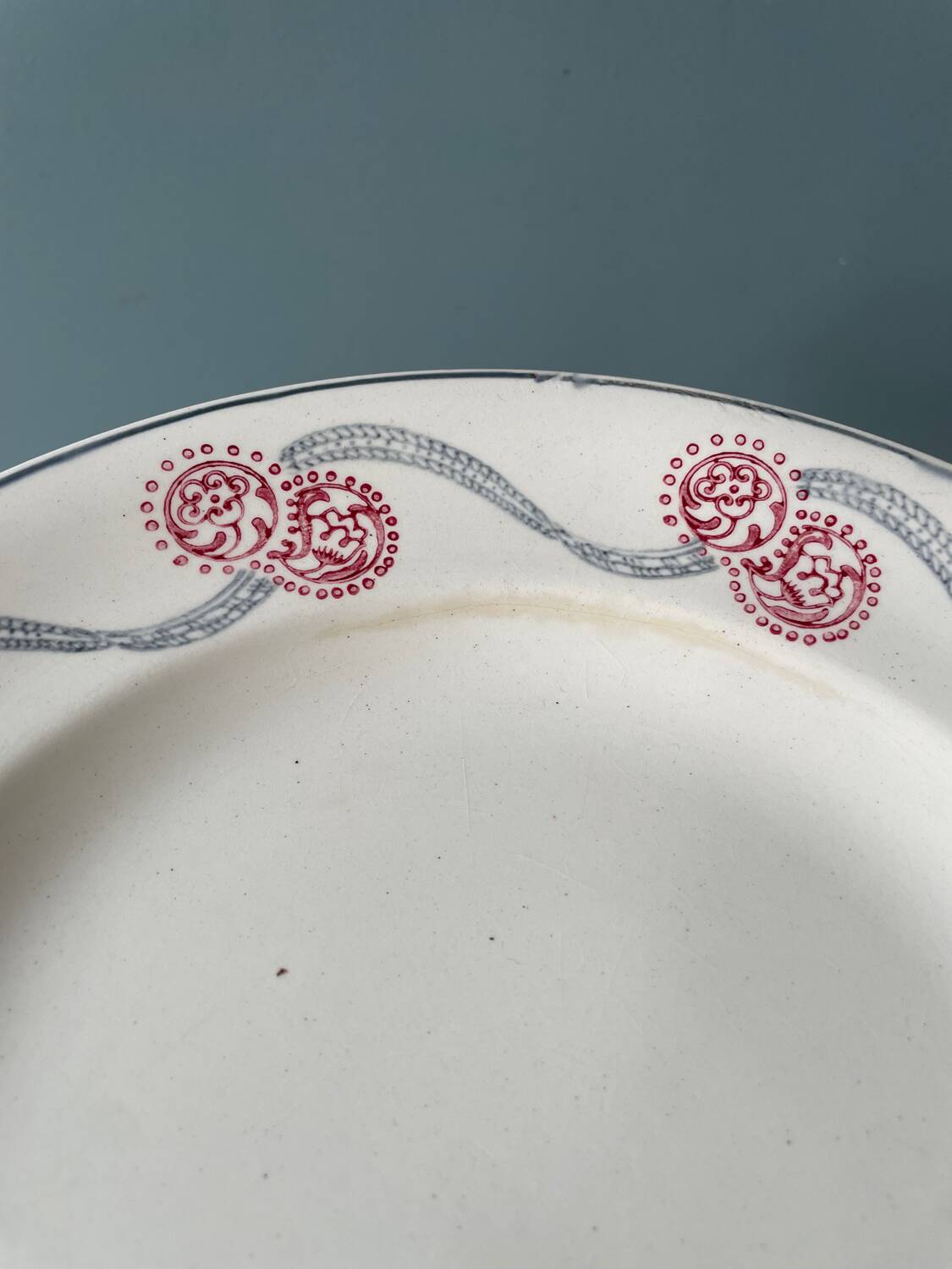 Série de 12 assiettes plates 1900 Terre de Fer en faïence de Longwy