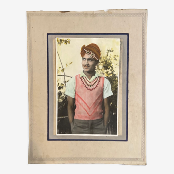 Photo vintage recolorisee indien au pull rose