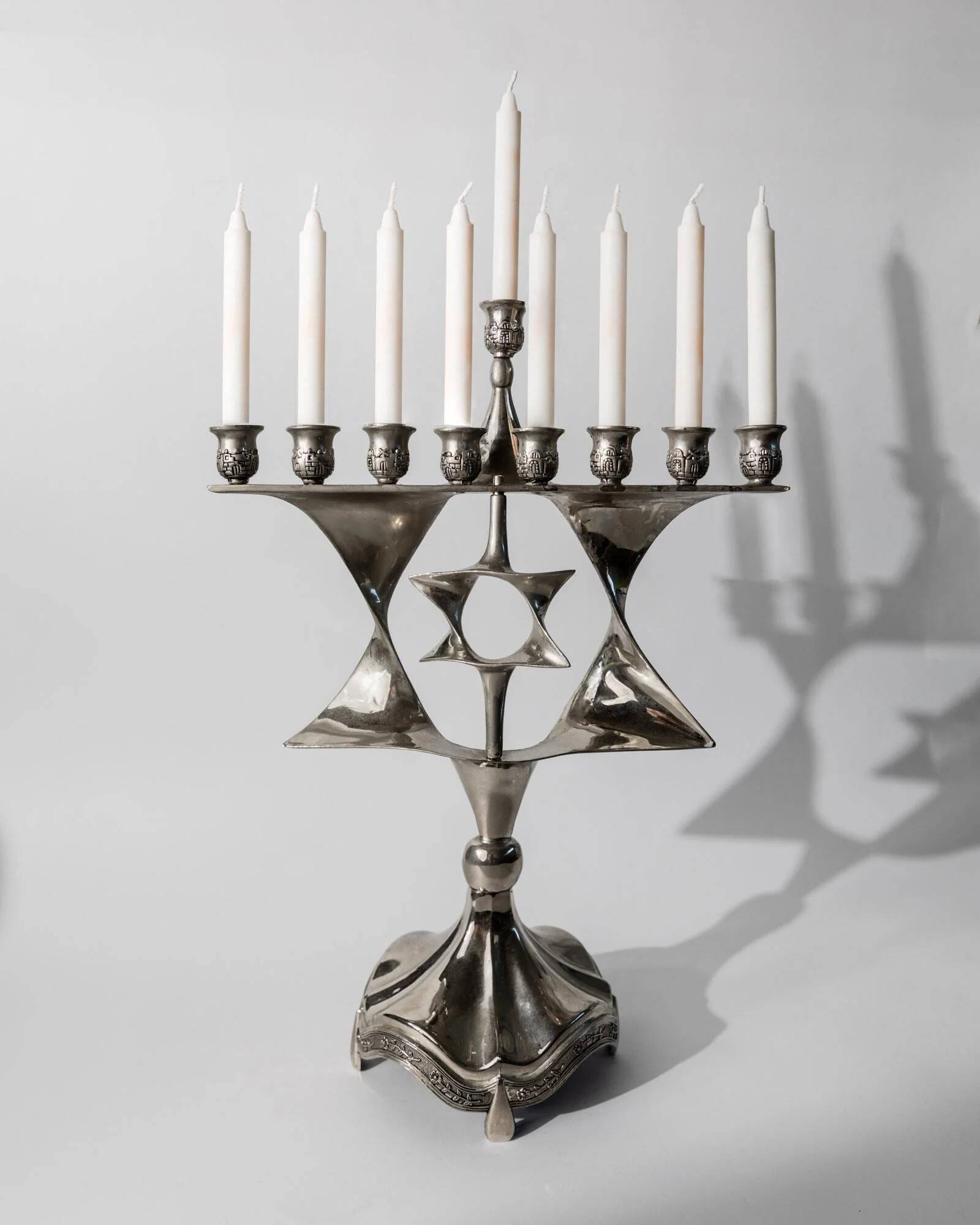 Vintage 1960s silver-plated menorah for Hanukkah, Mid-Century design with rotating Star of David, Judaica decoration, elegant gift idea.