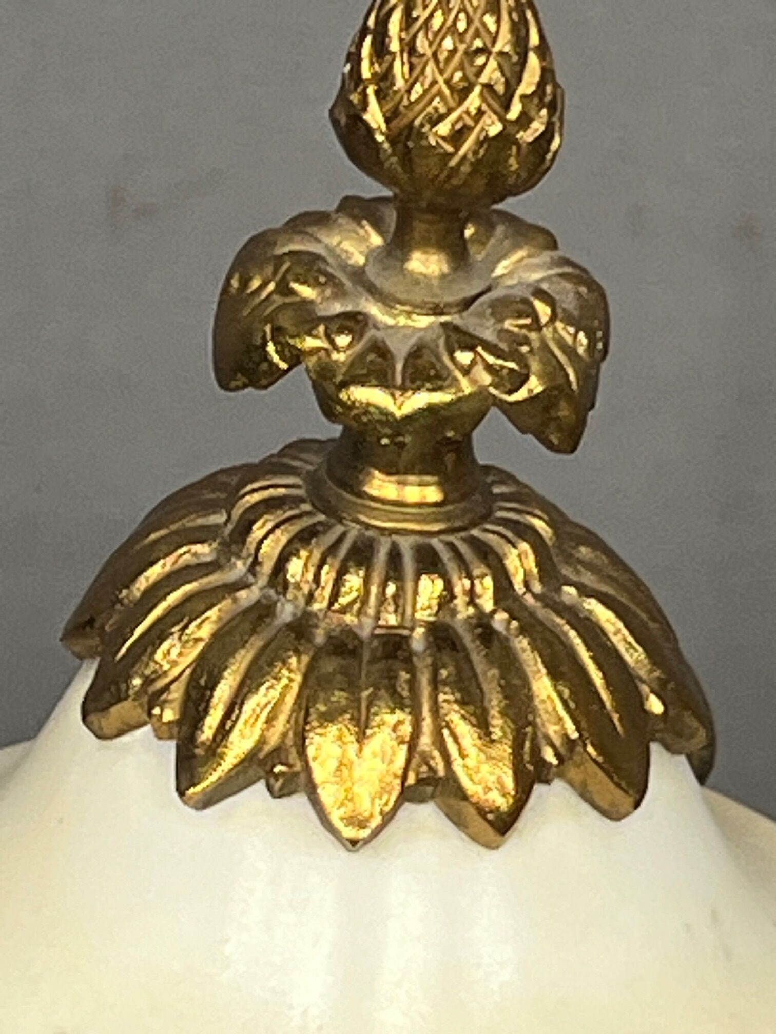 Paire de vases style Louis XVI. Marbre blanc et bronze doré.