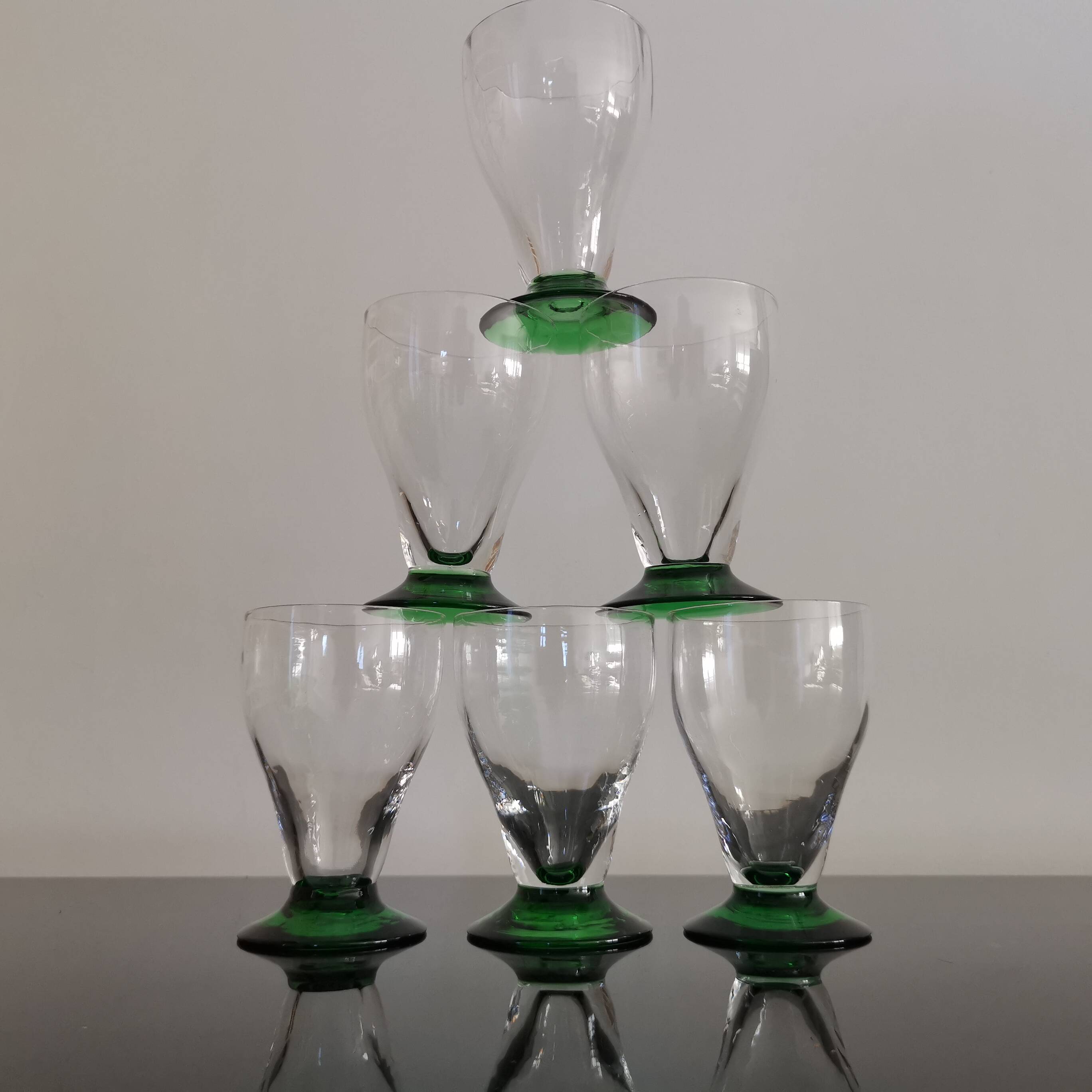 6 OLD COLORED GREEN STEMMED GLASSES FROM THE 1930S