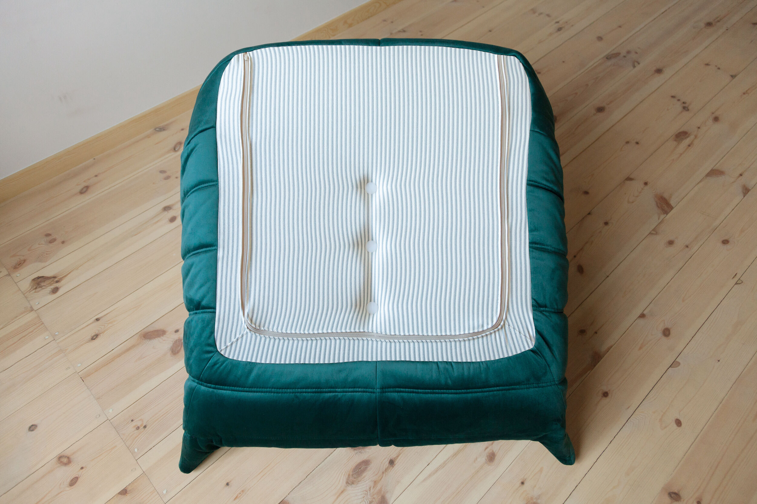 Chauffeuse et ottoman Togo modèle dessiné par Michel Ducaroy 1973