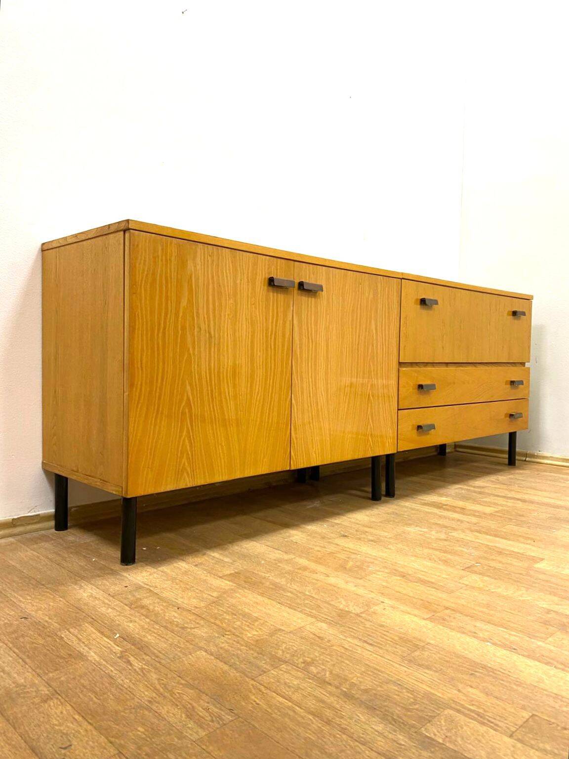 Commode rétro, intérieur, années 1960 (design tchèque)