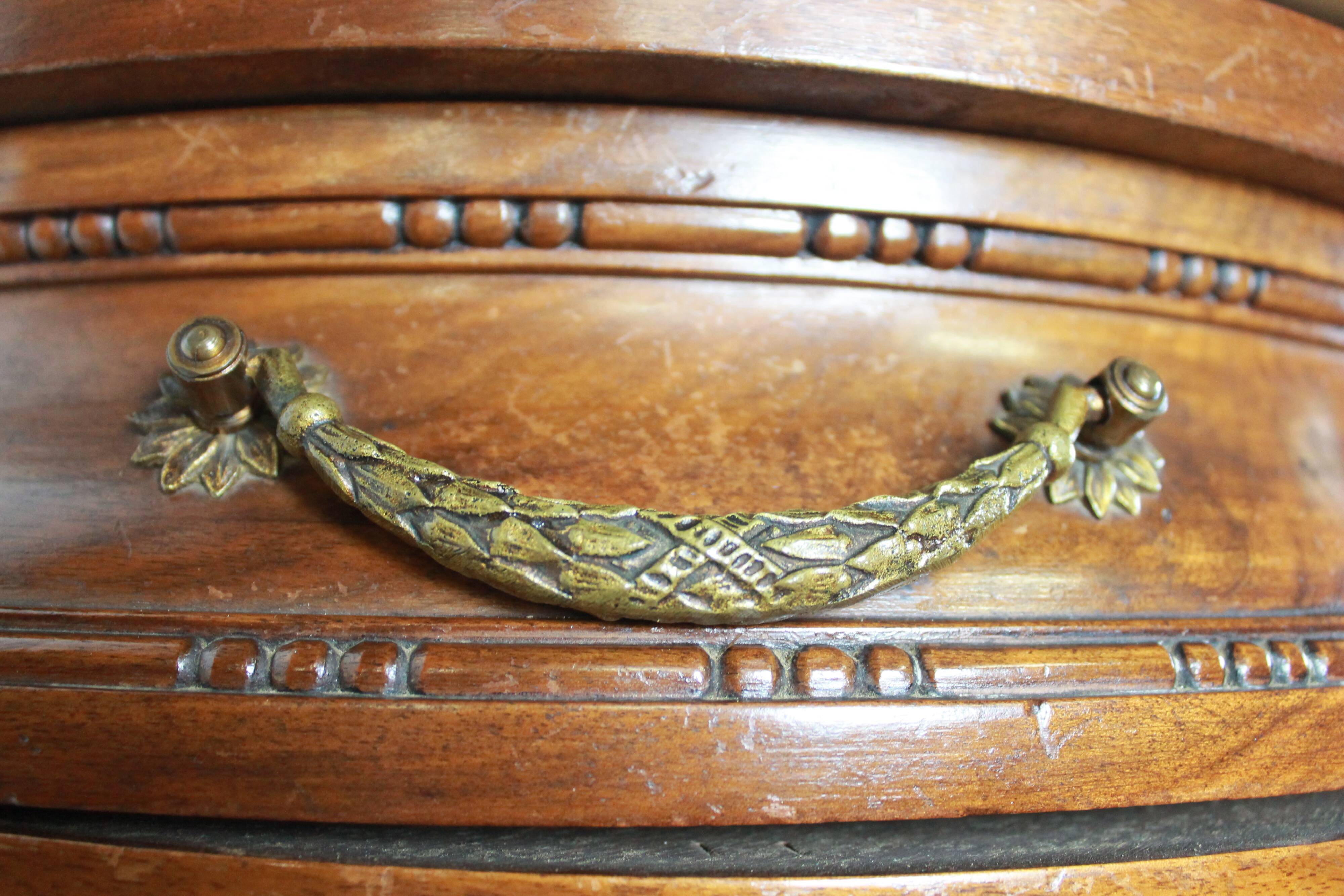 Half-moon shaped serving trolley