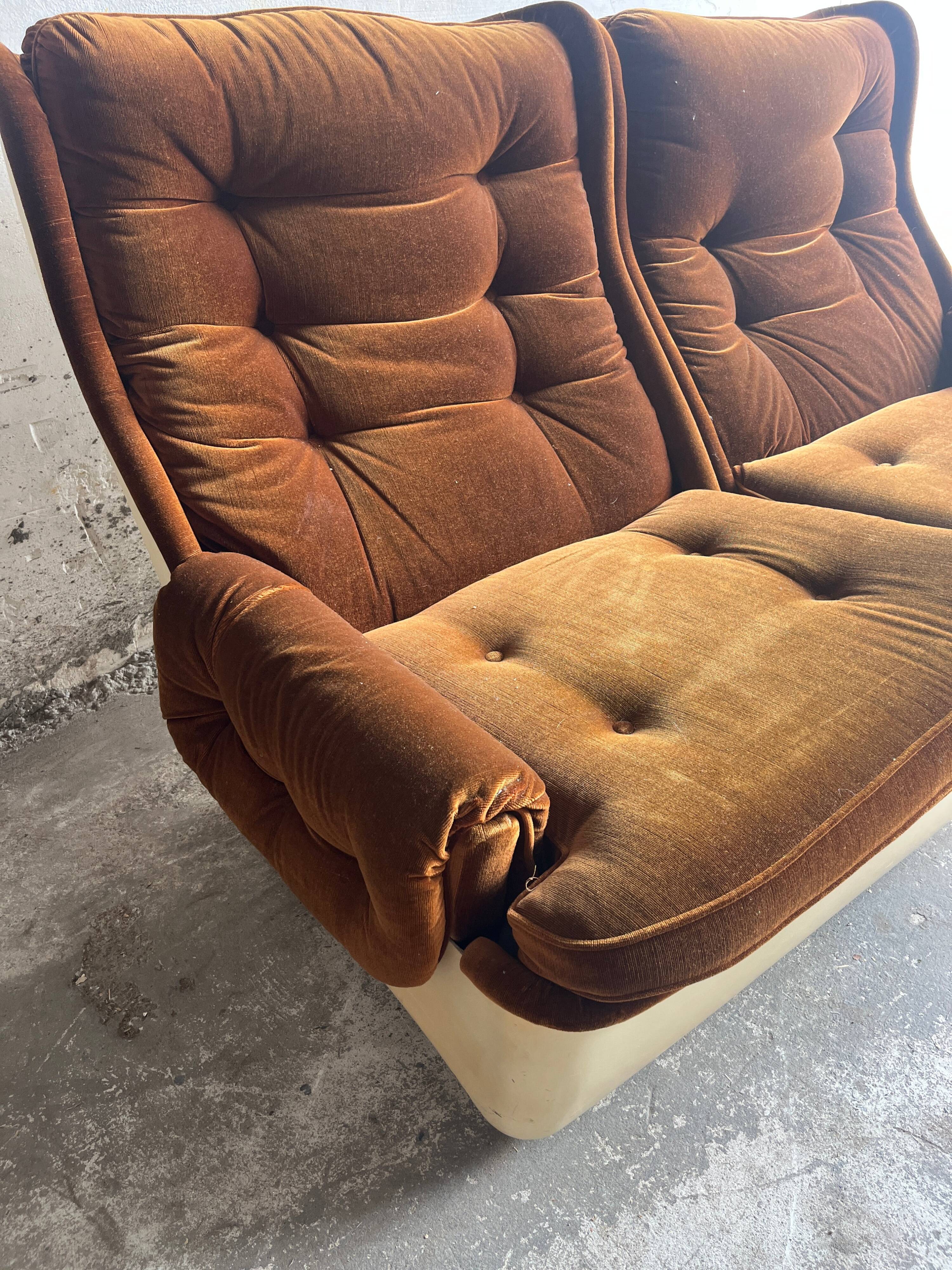 Canapé modulable 4 places Airborne années 1970 — Coussins en velours marron et coque en ABS crème