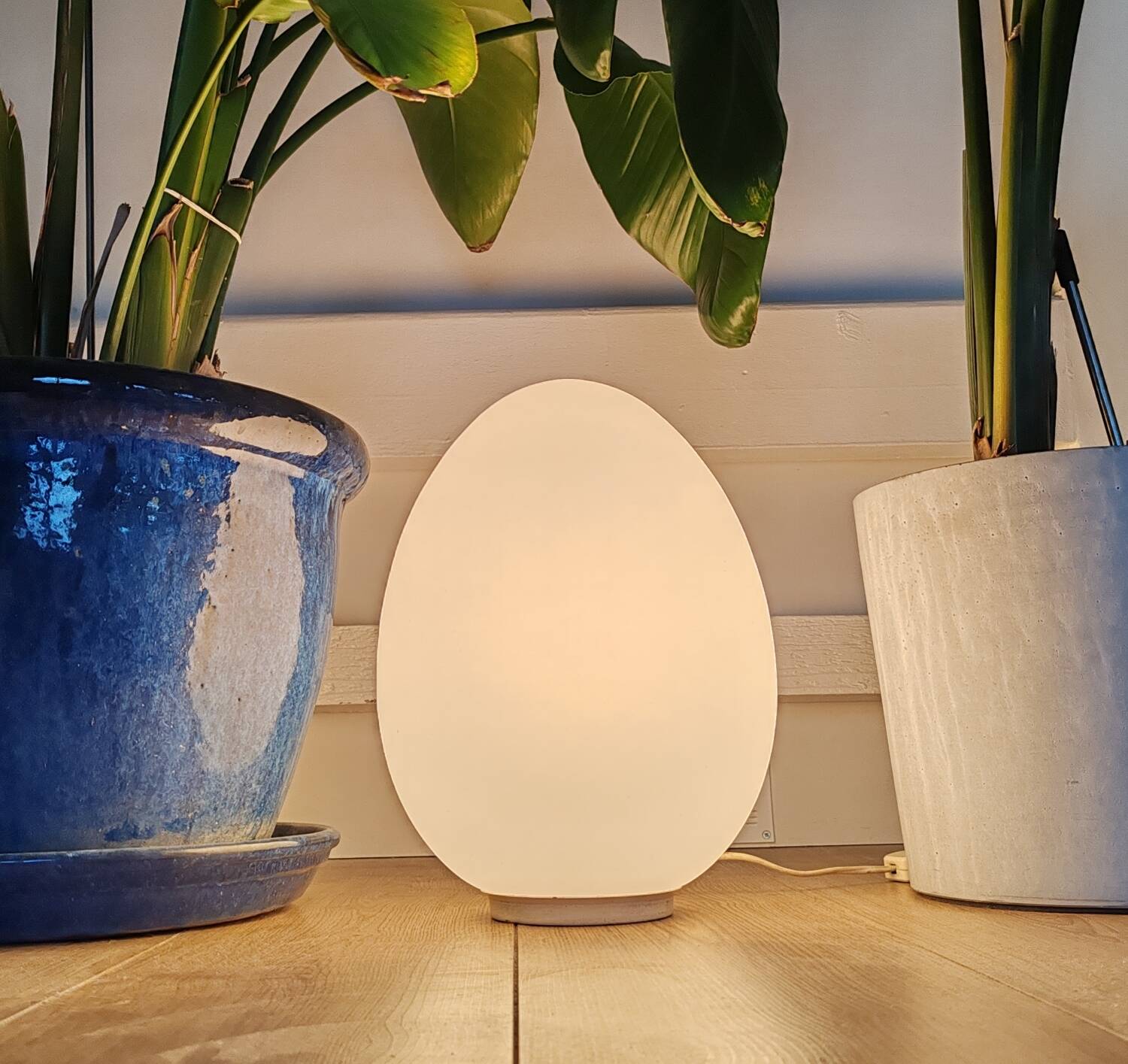 Lampe année 70 oeuf opaline
