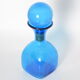 Carafe en verre bleue