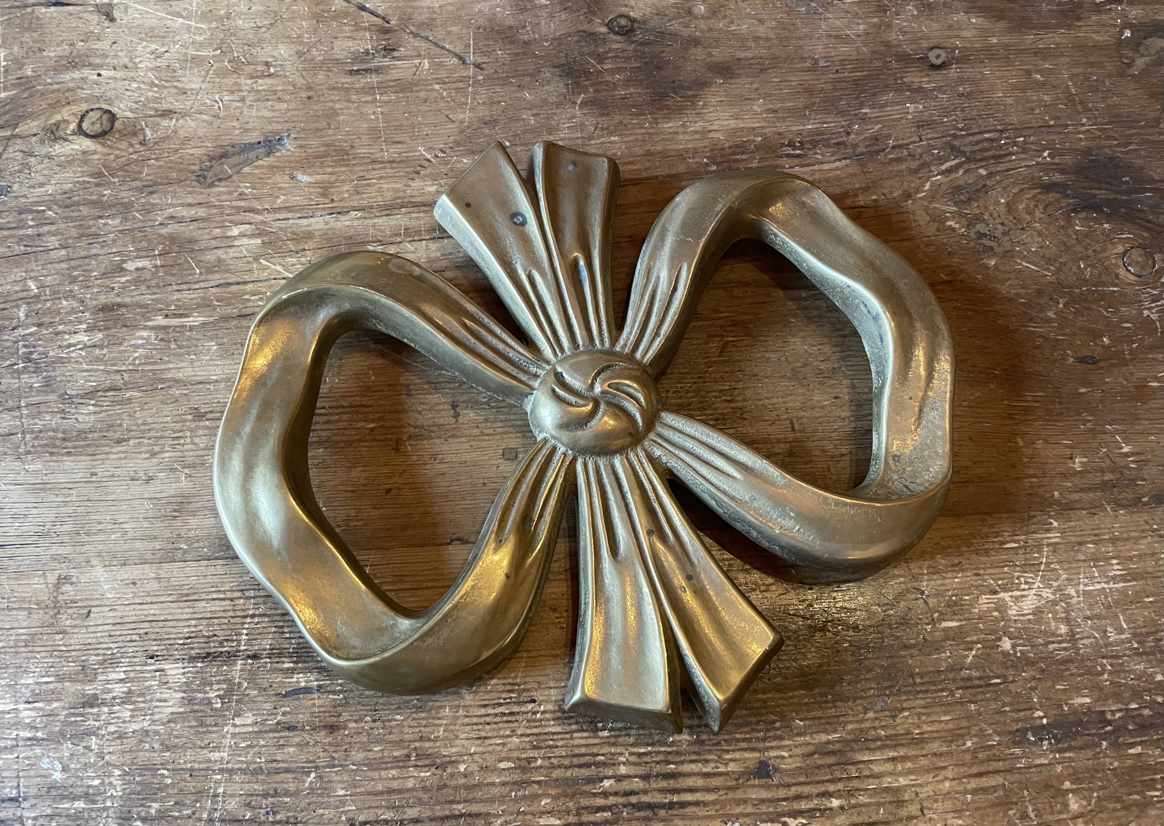 Brass knot table mat