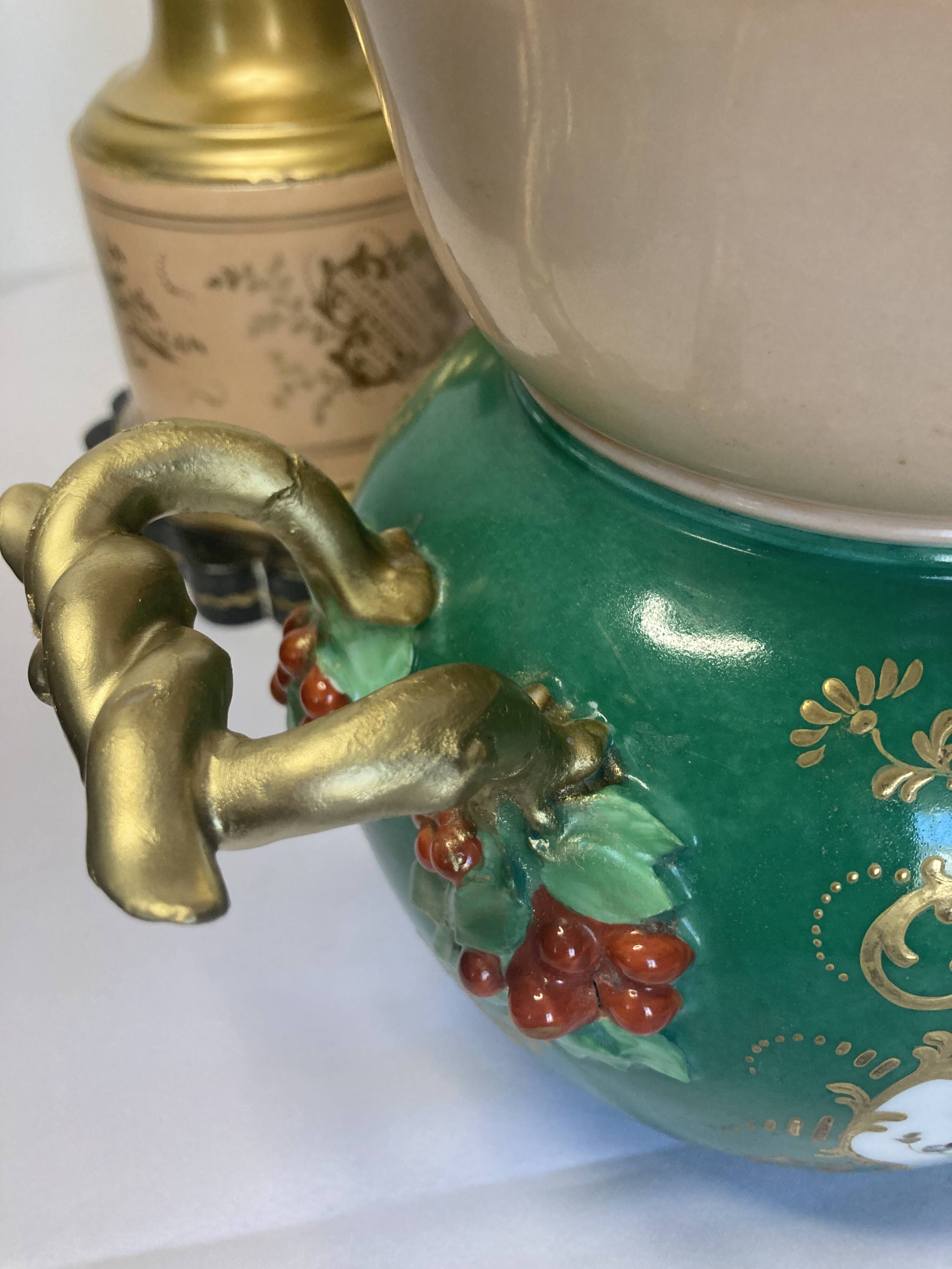 Rococo pedestal vase in Paris porcelain around 1830