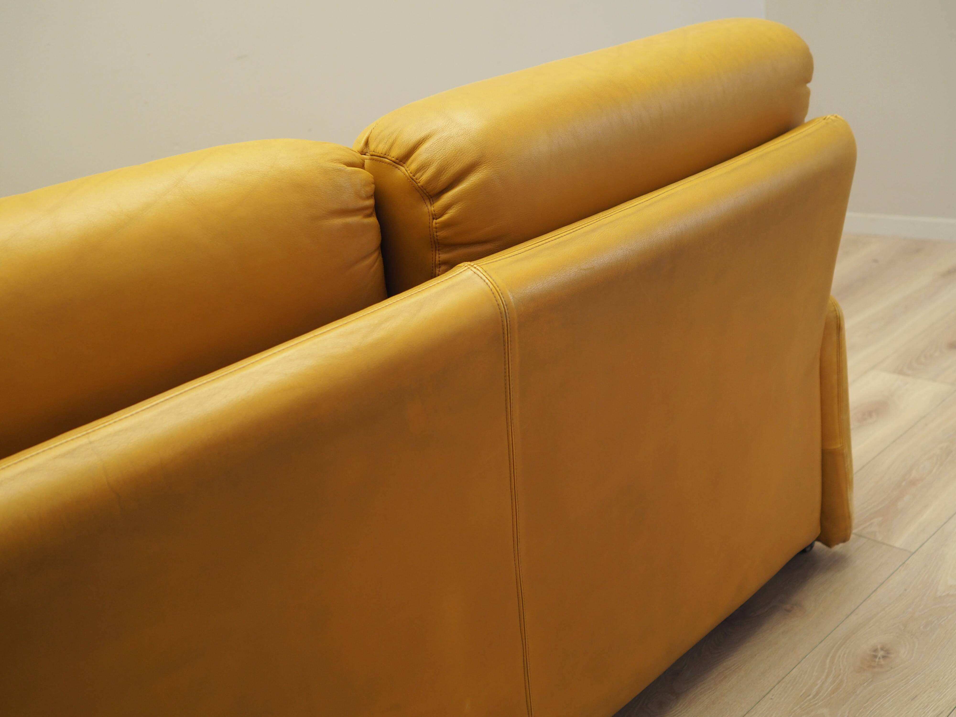Canapé en cuir jaune, design italien, années 1960, fabricant : B&B Italia, design