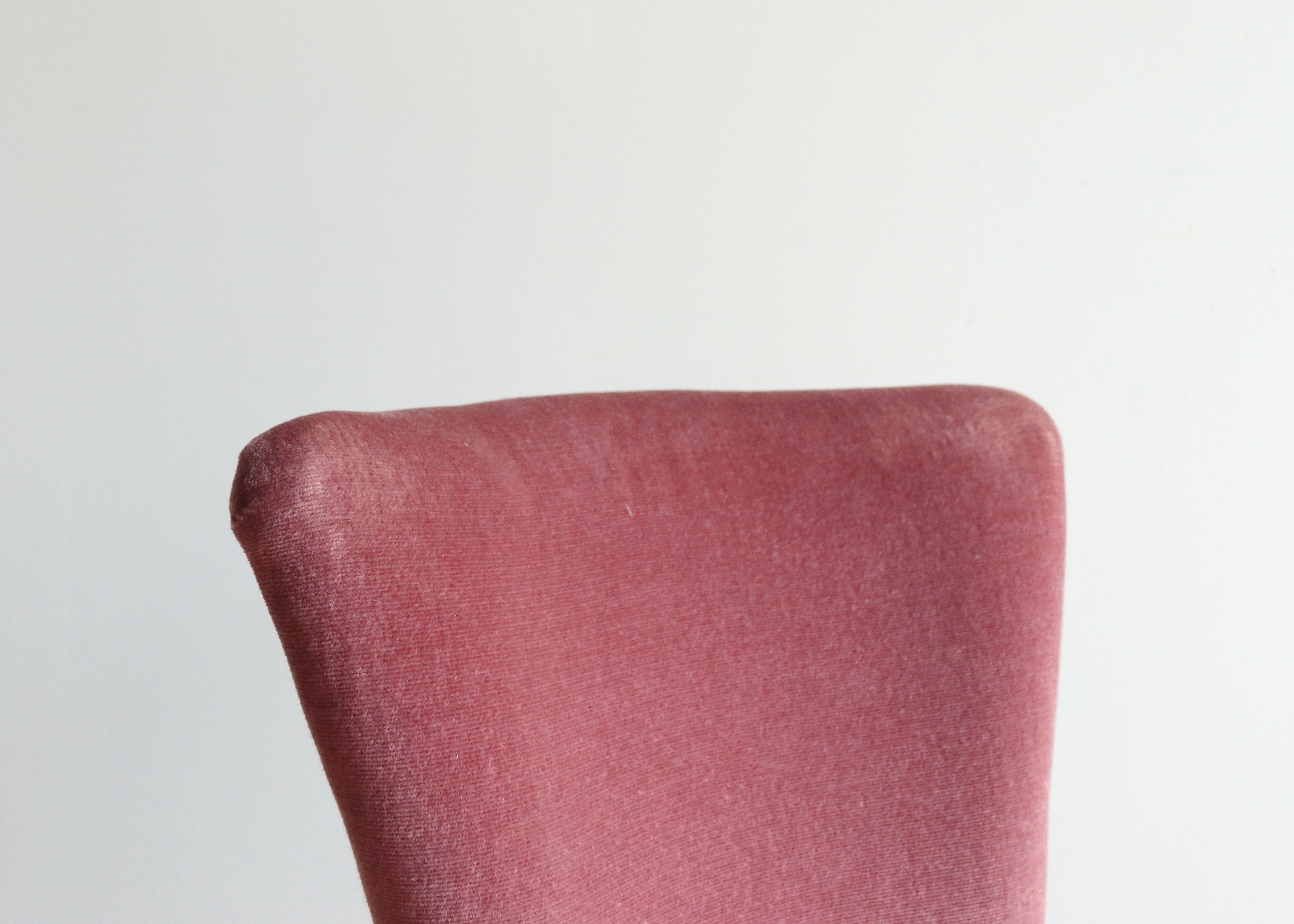 Vintage toad armchair in pink velvet with fringes, 50s/60s