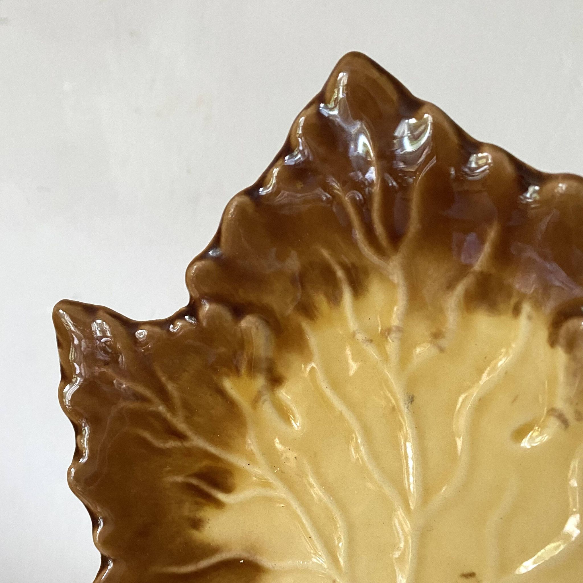 Plat vide poche feuille en céramique