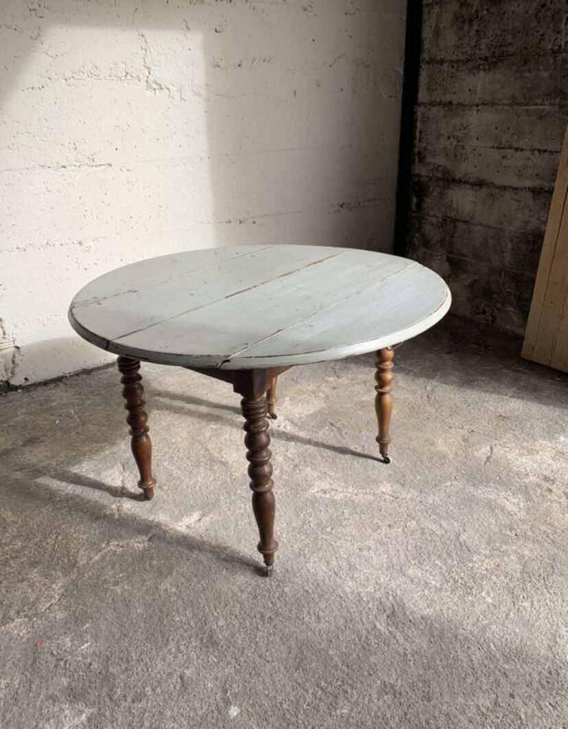 Drop-leaf table