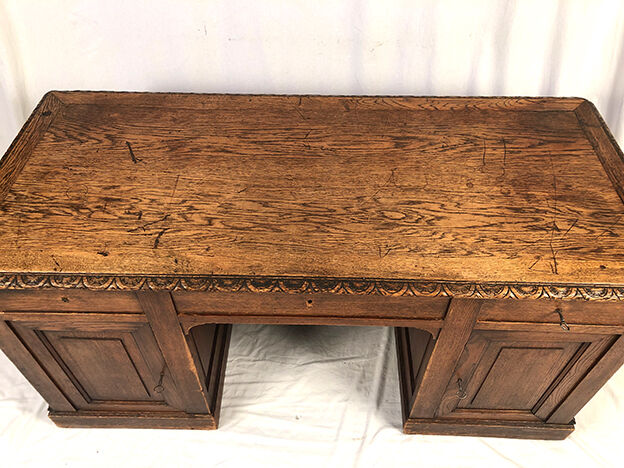 Bureau ministre en chêne richement sculpté, circa 1880