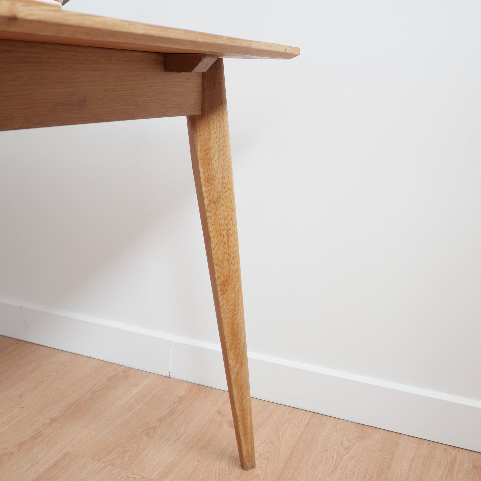 Table vintage compass feet