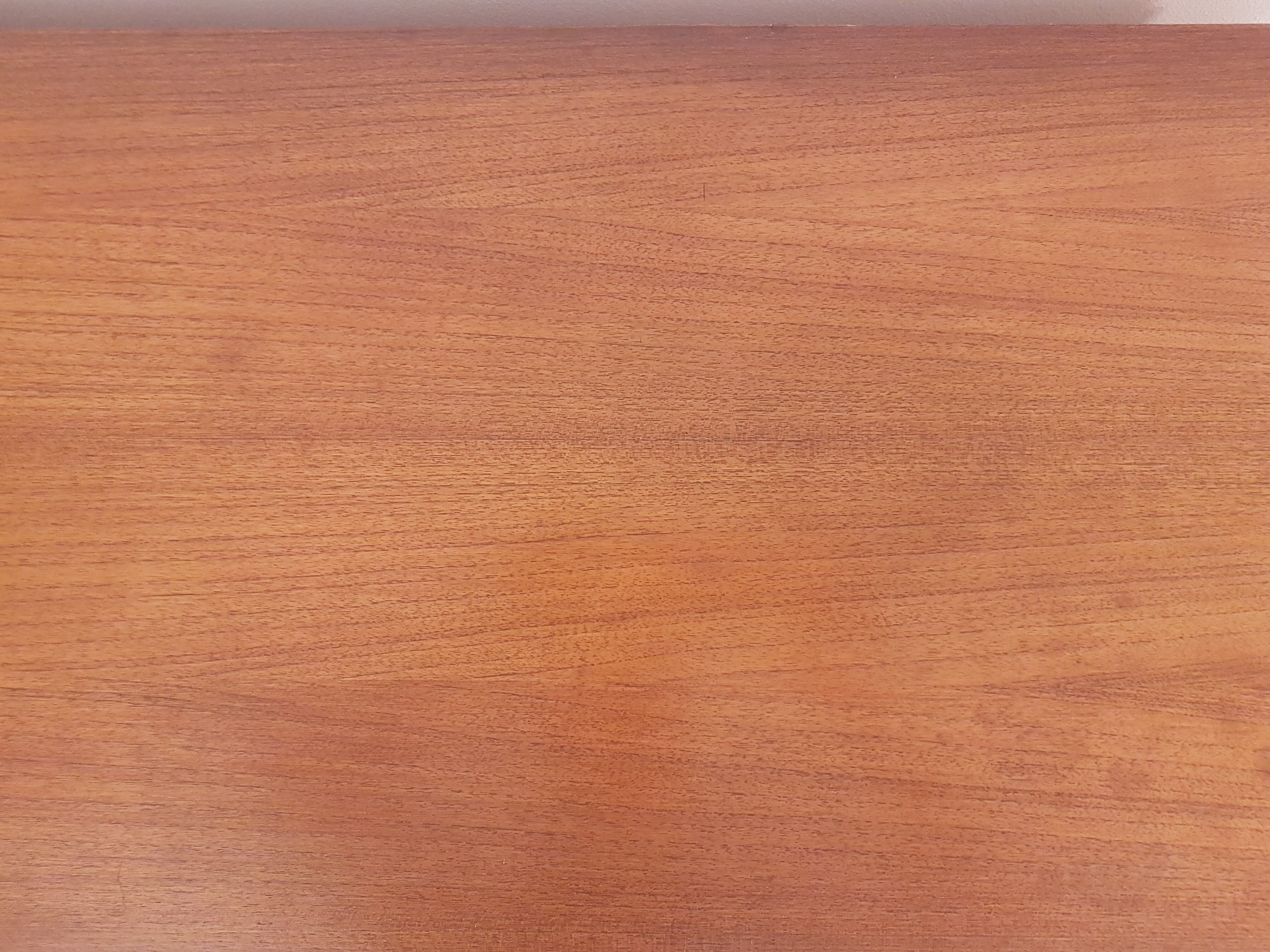 Small scandinace line in clear teak