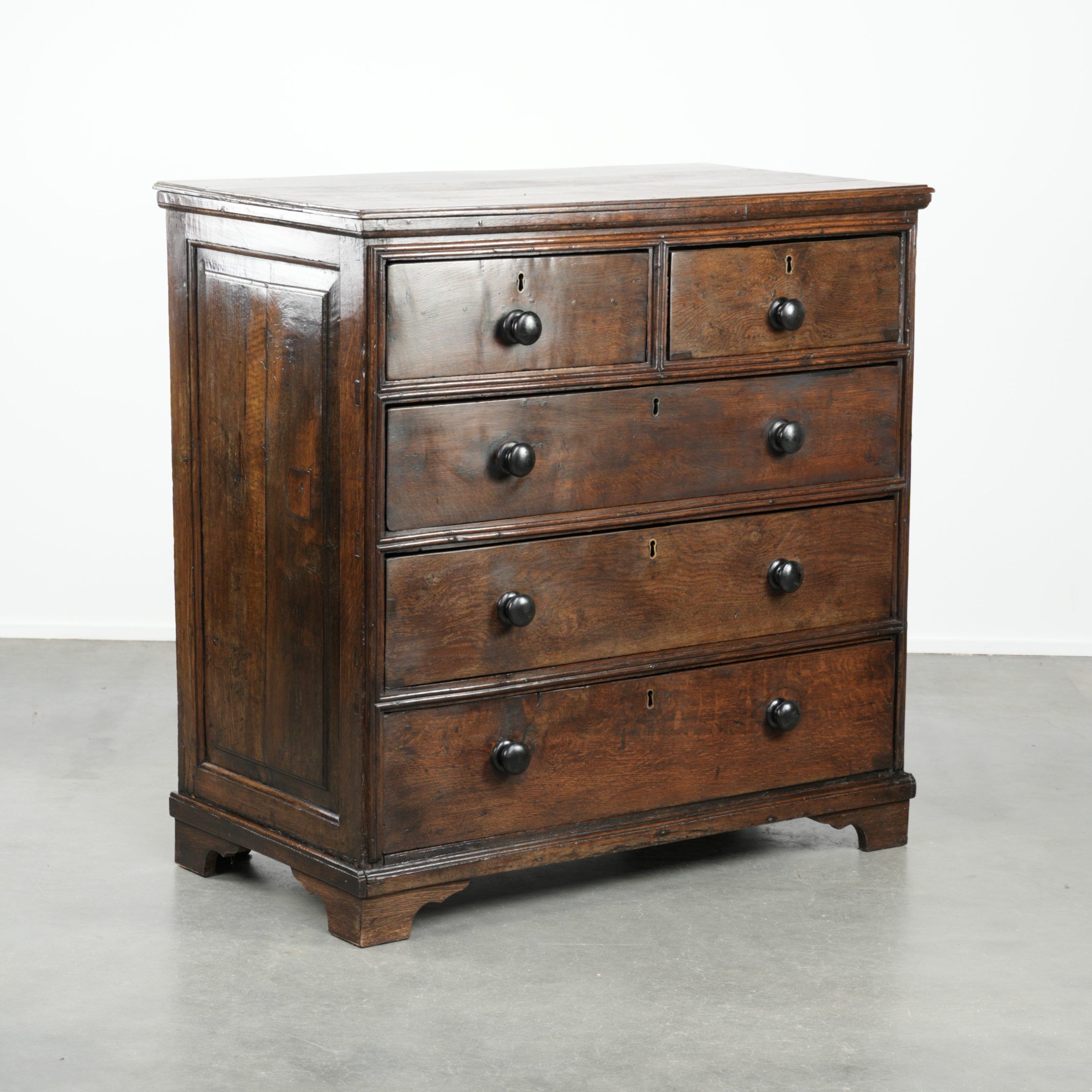 English antique oak chest of drawers / commode from the early 18th century