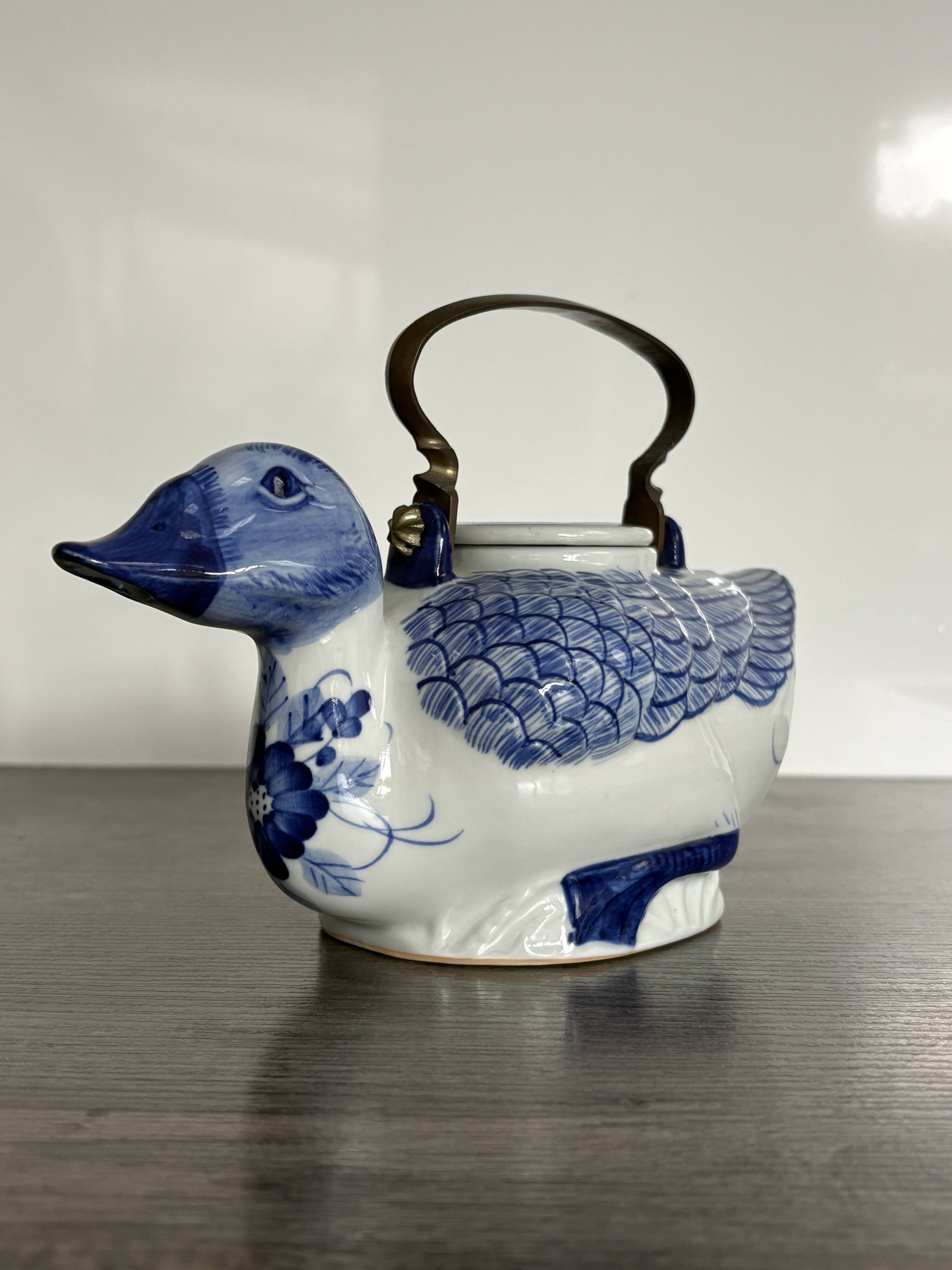 Théière ancienne zoomorphe en porcelaine de Chine