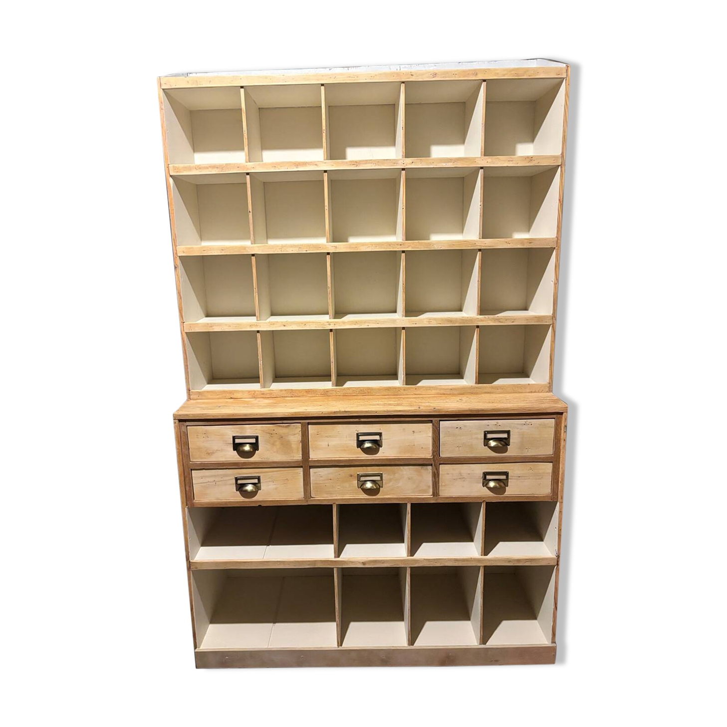 Trade furniture with lockers