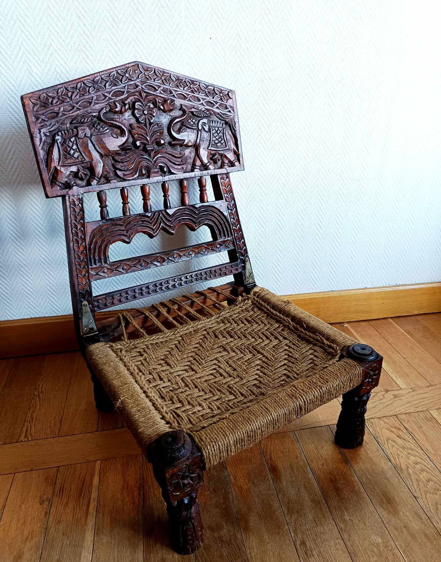 Paire de chaises basses traditionnelles, Indonésie