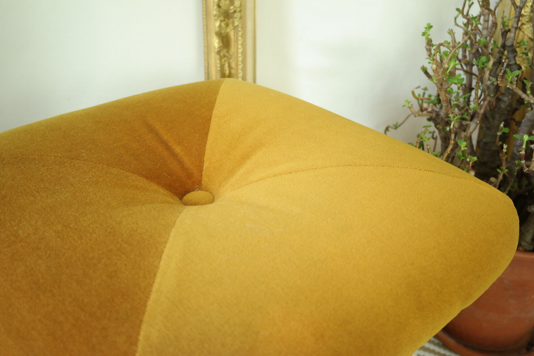 Pouf coffre vintage velours ocre et passementerie