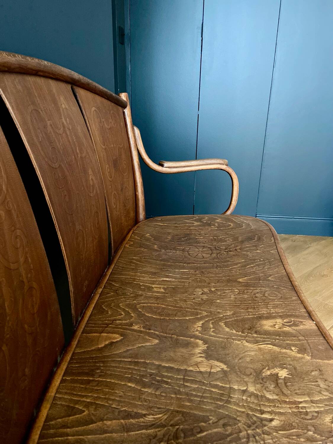 Bistro-style bench in embossed wood stamped Thonet - early 20th century