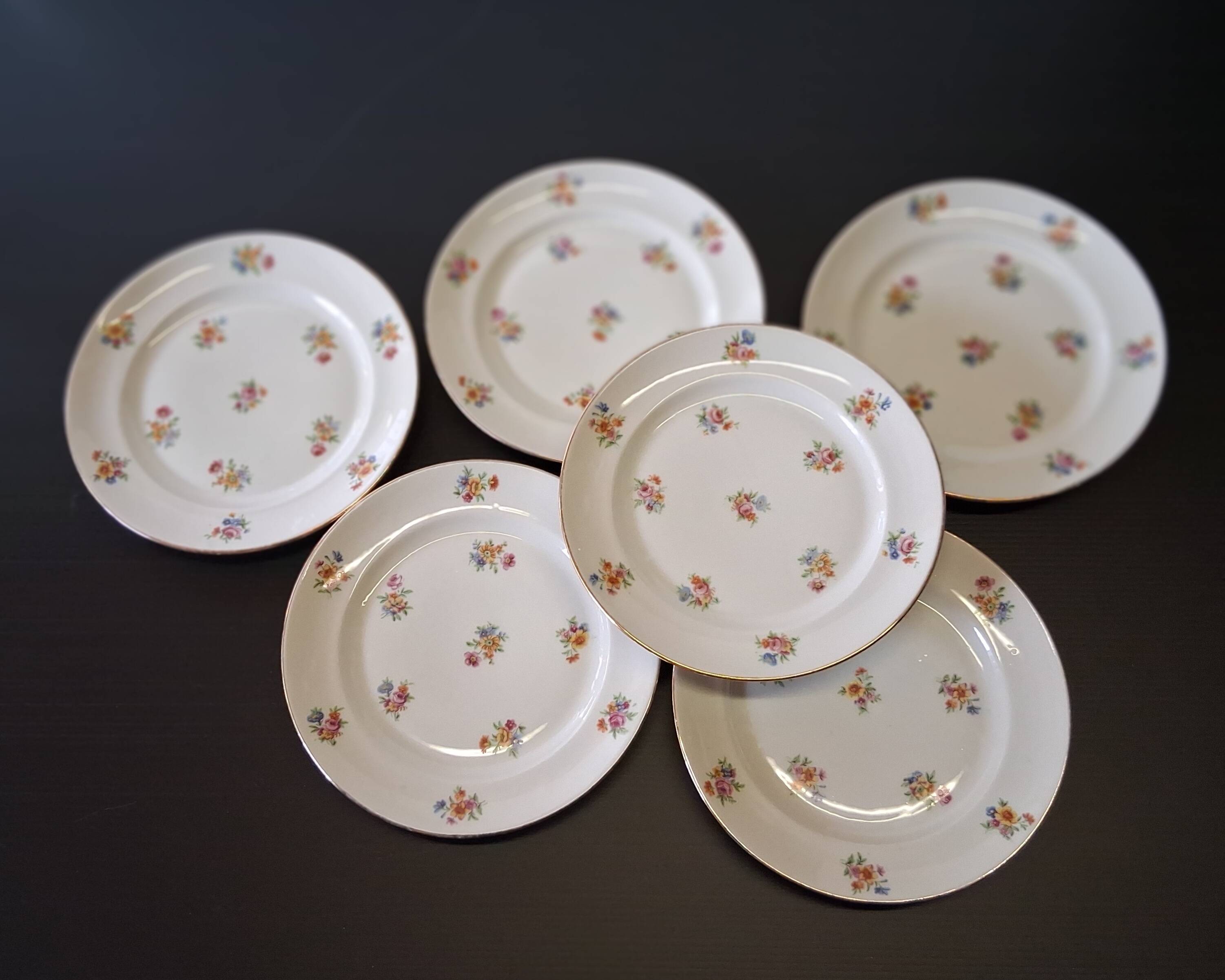 6 dessert plates in French porcelain in good condition.