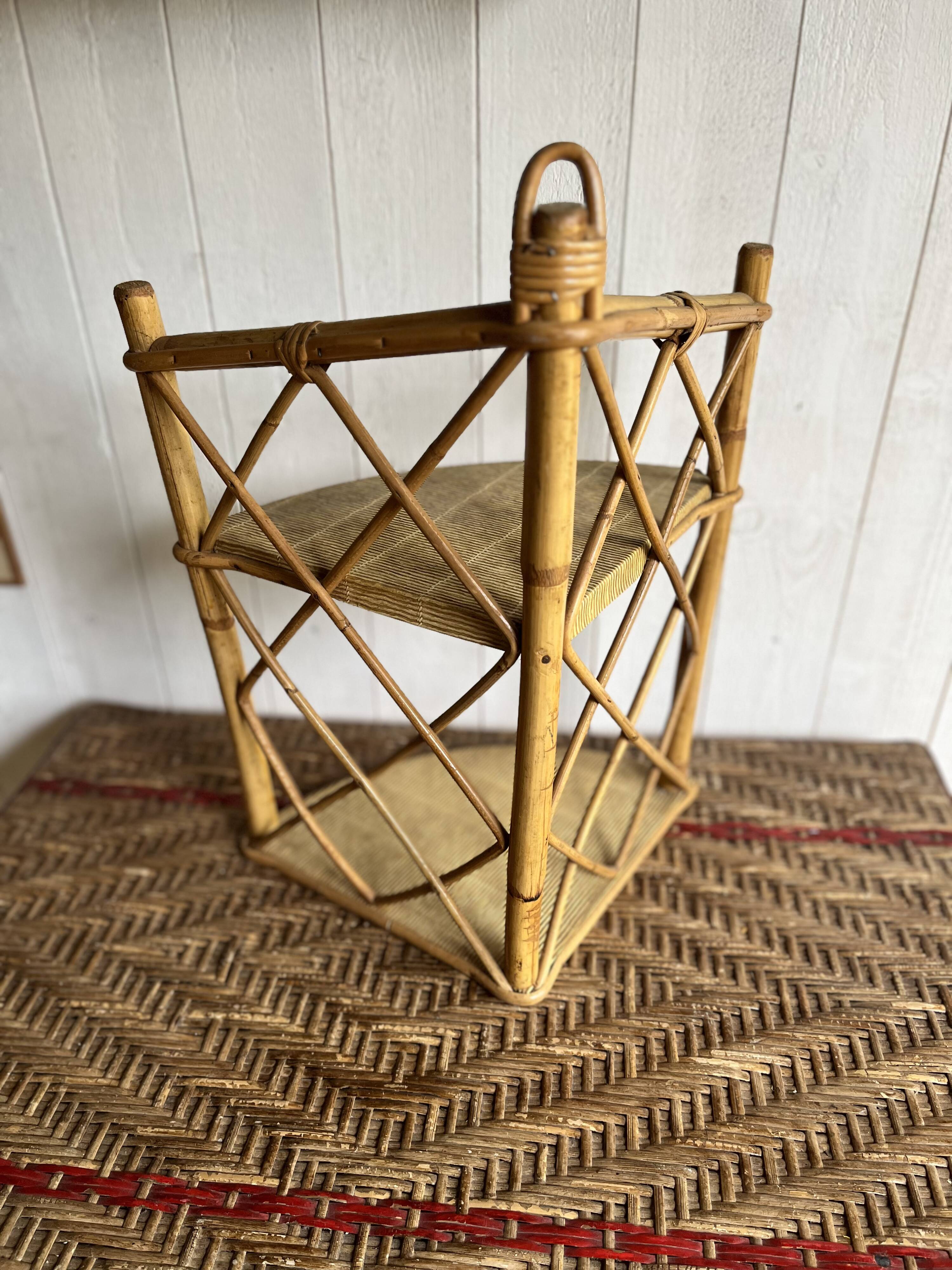 Corner shelf in rattan