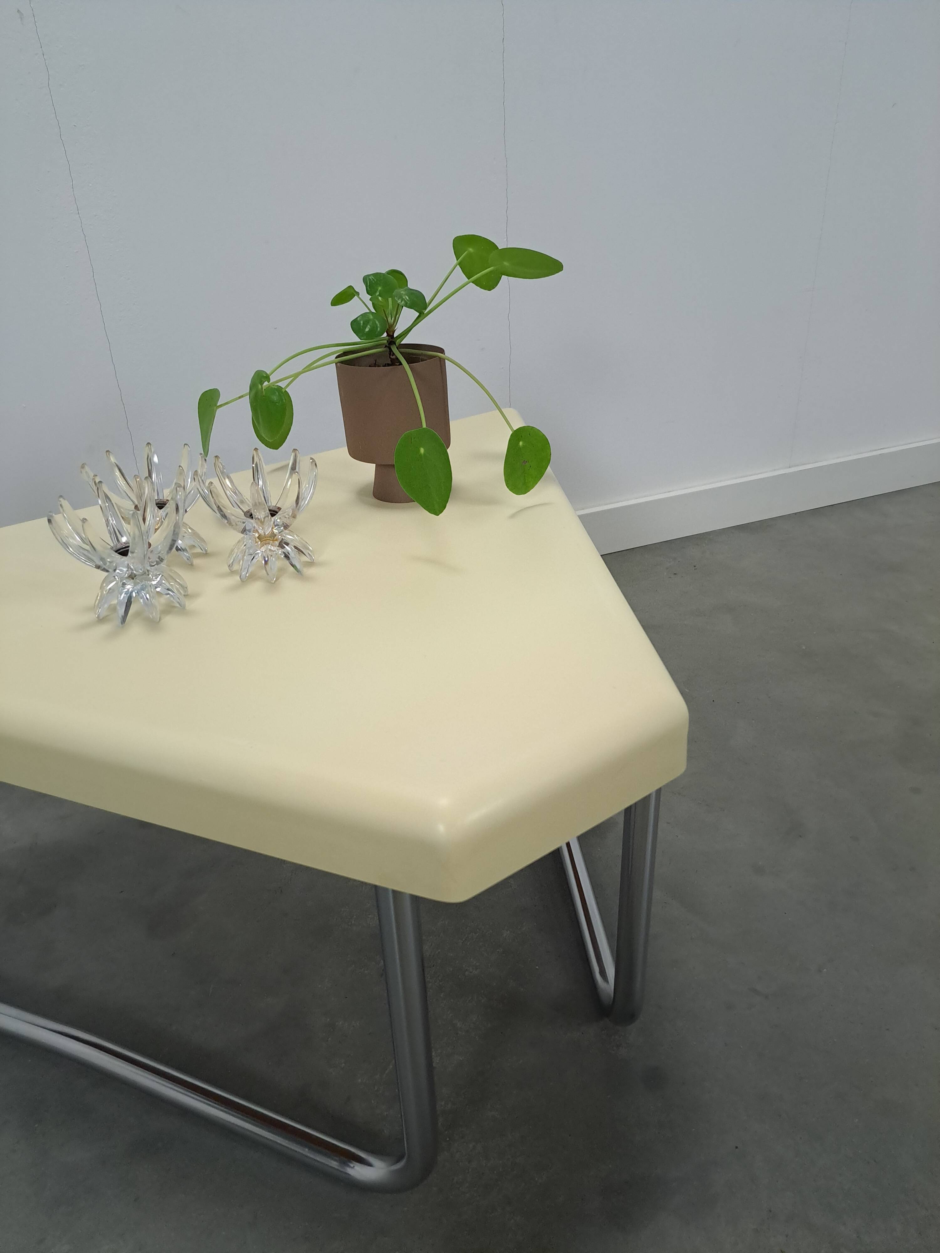 Table en plastique triangulaire de l'ère spatiale avec des pieds en tube chromé.