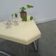 Table en plastique triangulaire de l'ère spatiale avec des pieds en tube chromé.