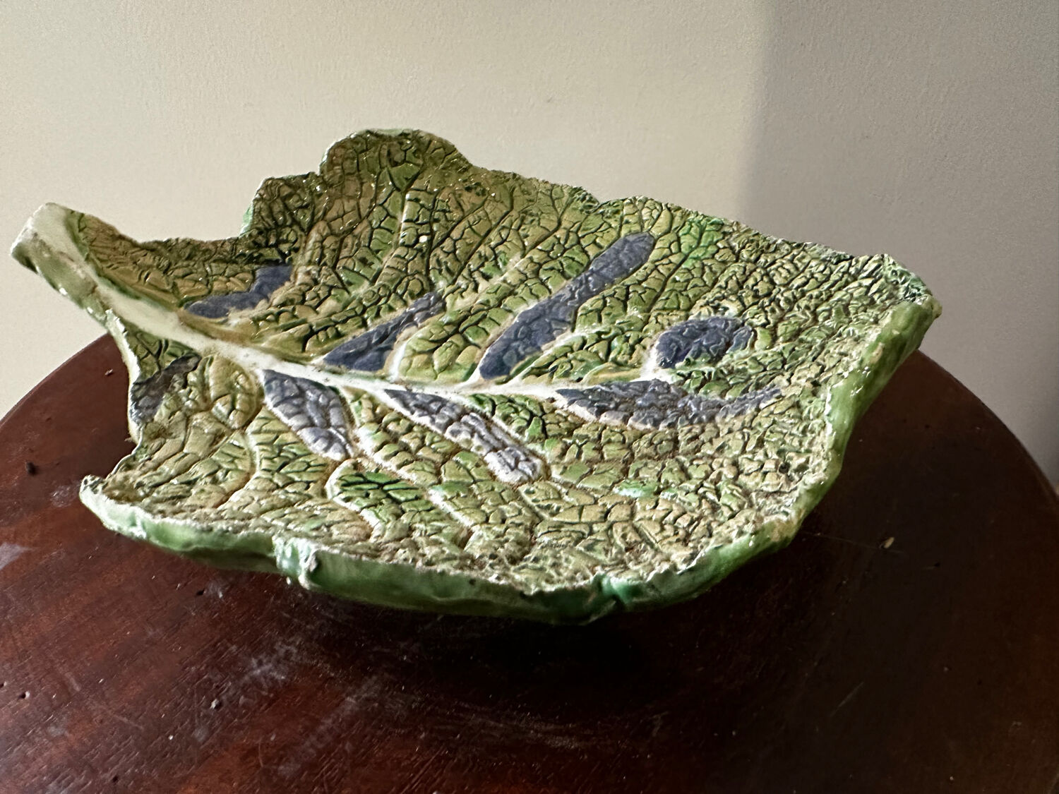 Vintage ceramic leaf-shaped vide poche, signed.