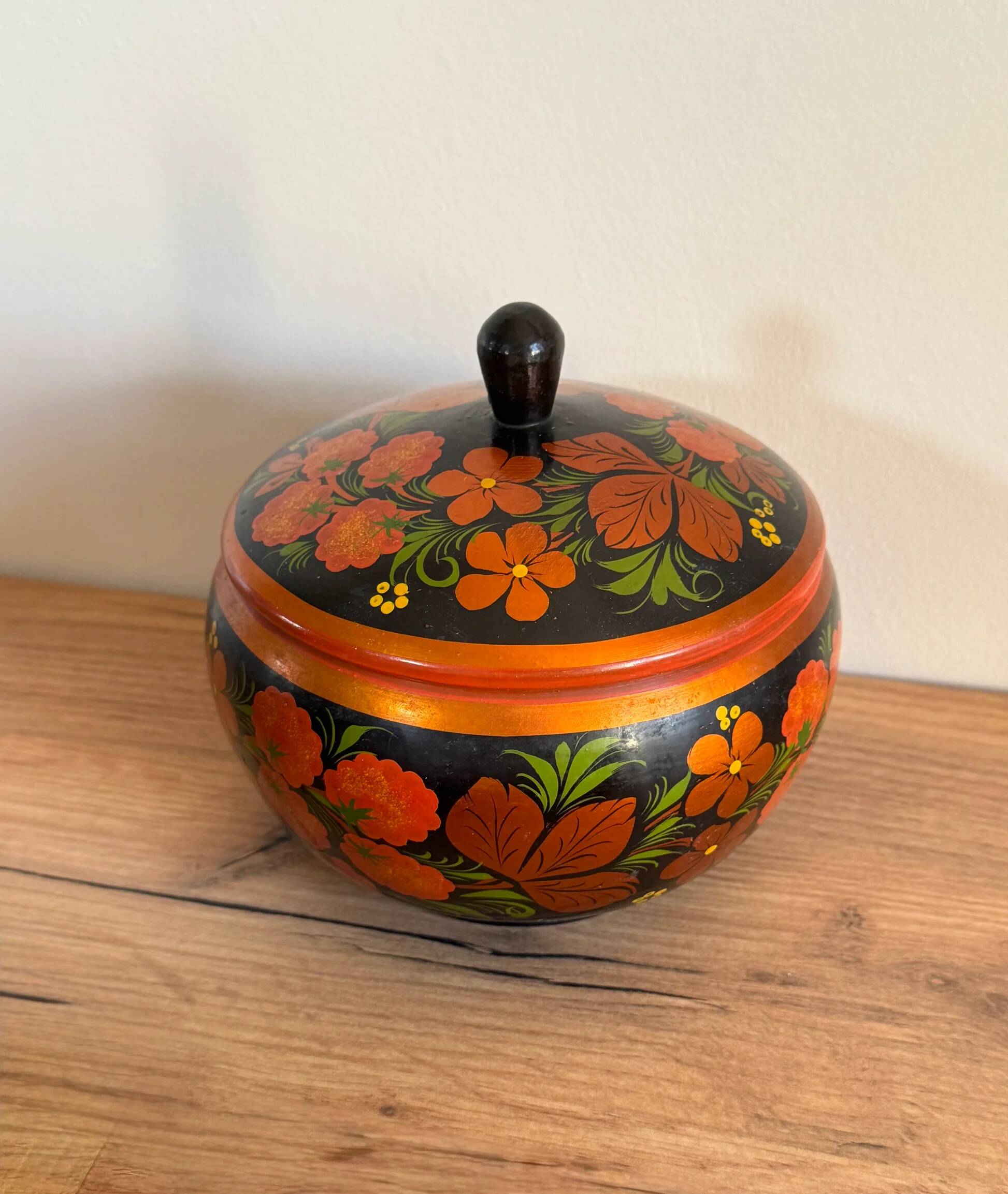 Vintage lacquered wooden bonbonnière