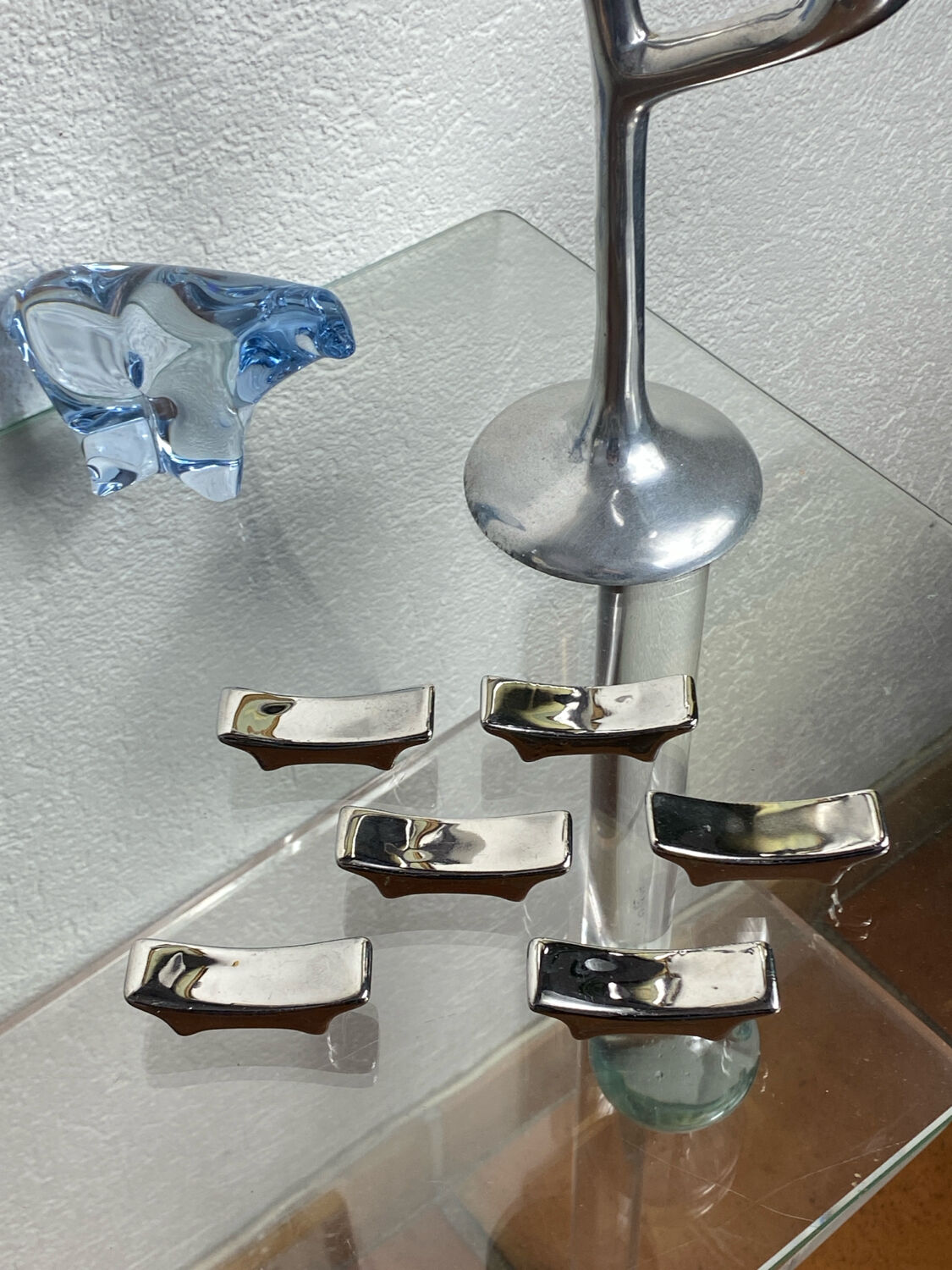 Silver ceramic knife rest