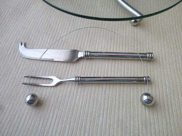 Cheese platter made of glass and silver metal and its serving cutlery