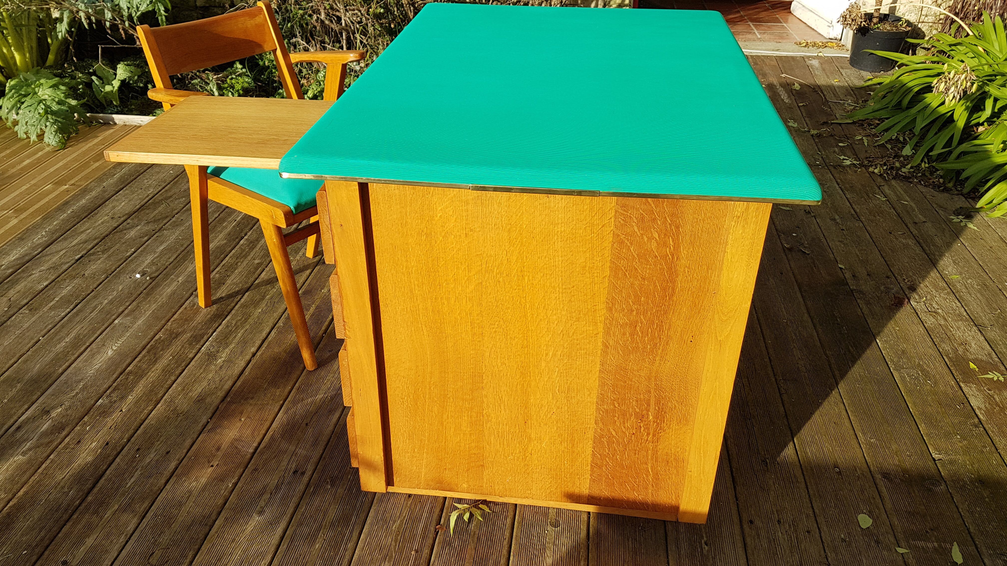 Box desk and its Scandinavian armchair with 50s compass feet