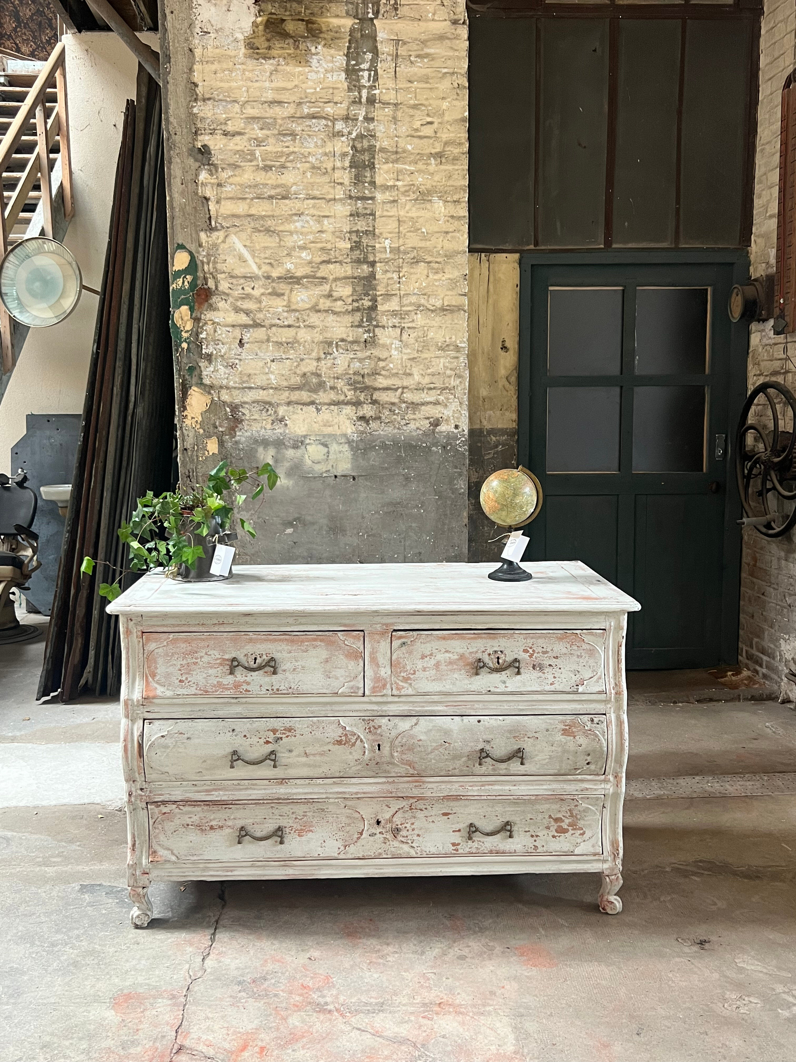 Curved commode from the 18th century
