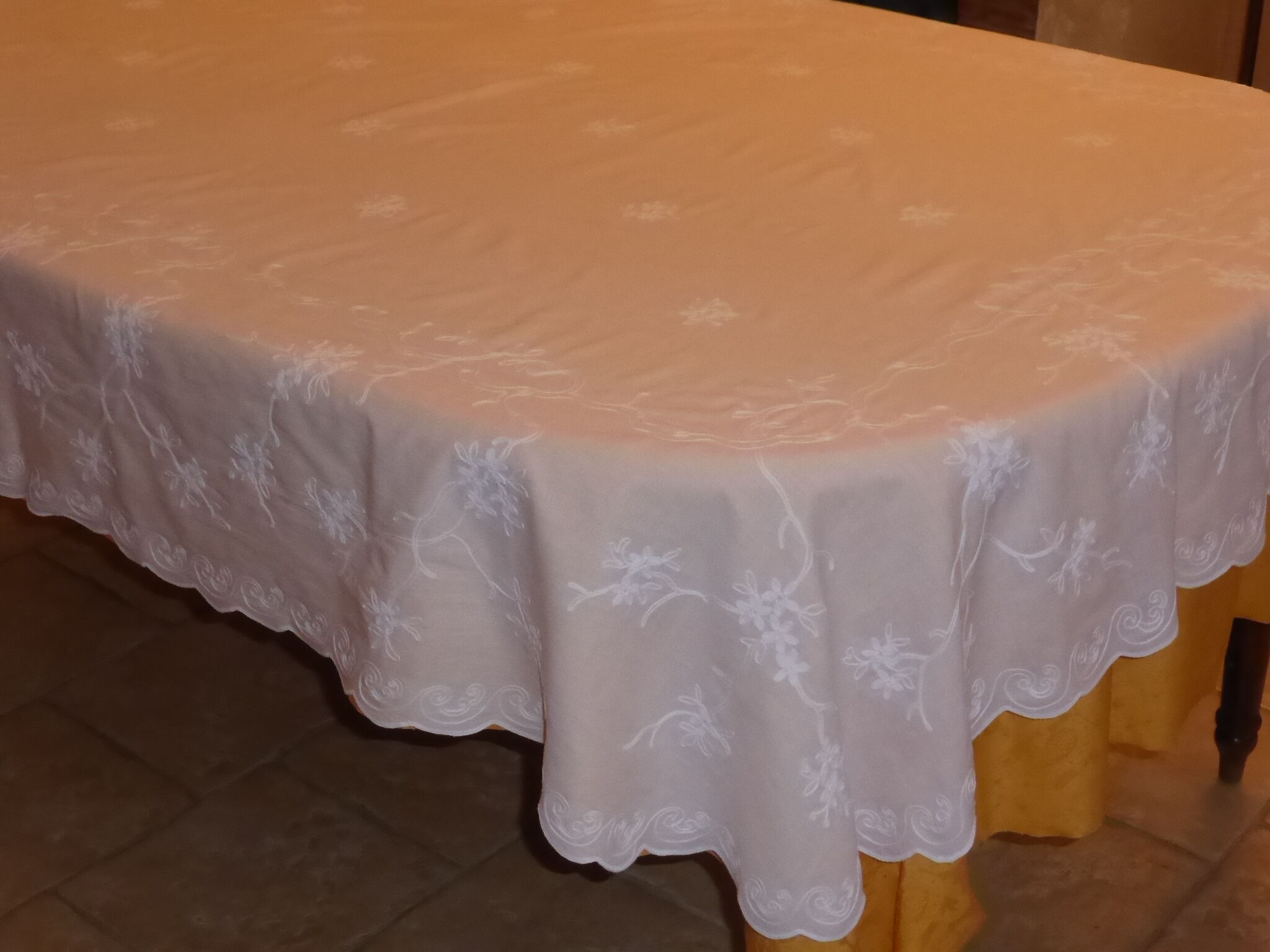 Nappe et 8 serviette en voile de coton brodé de fleurs au point de cornély-160x215cm