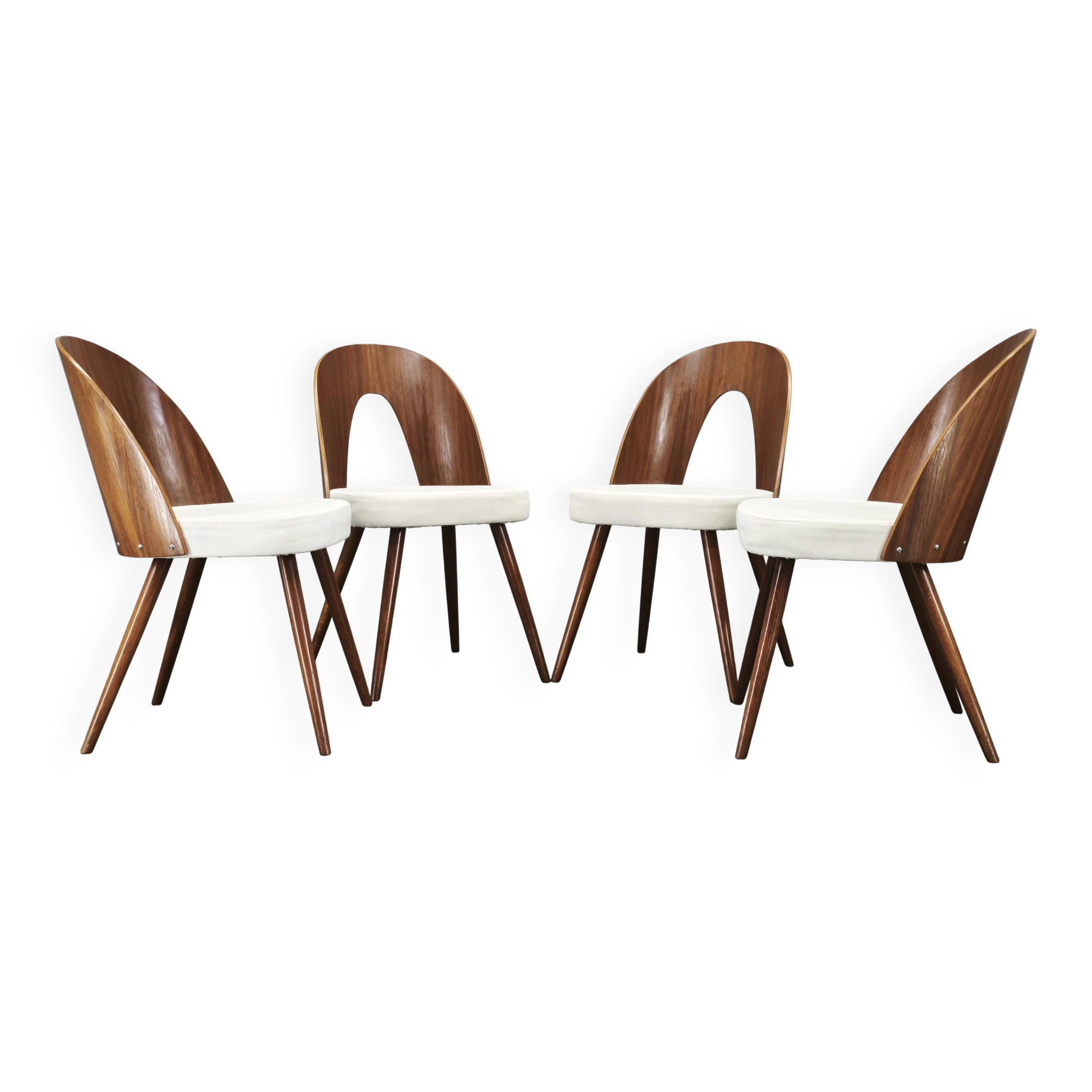 Ensemble de quatre chaises restaurées d'Antonin Suman des années 1960.