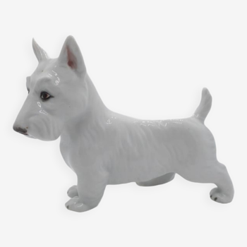 Chien en porcelaine allemande