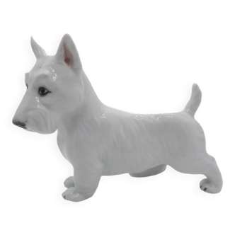 Chien en porcelaine allemande