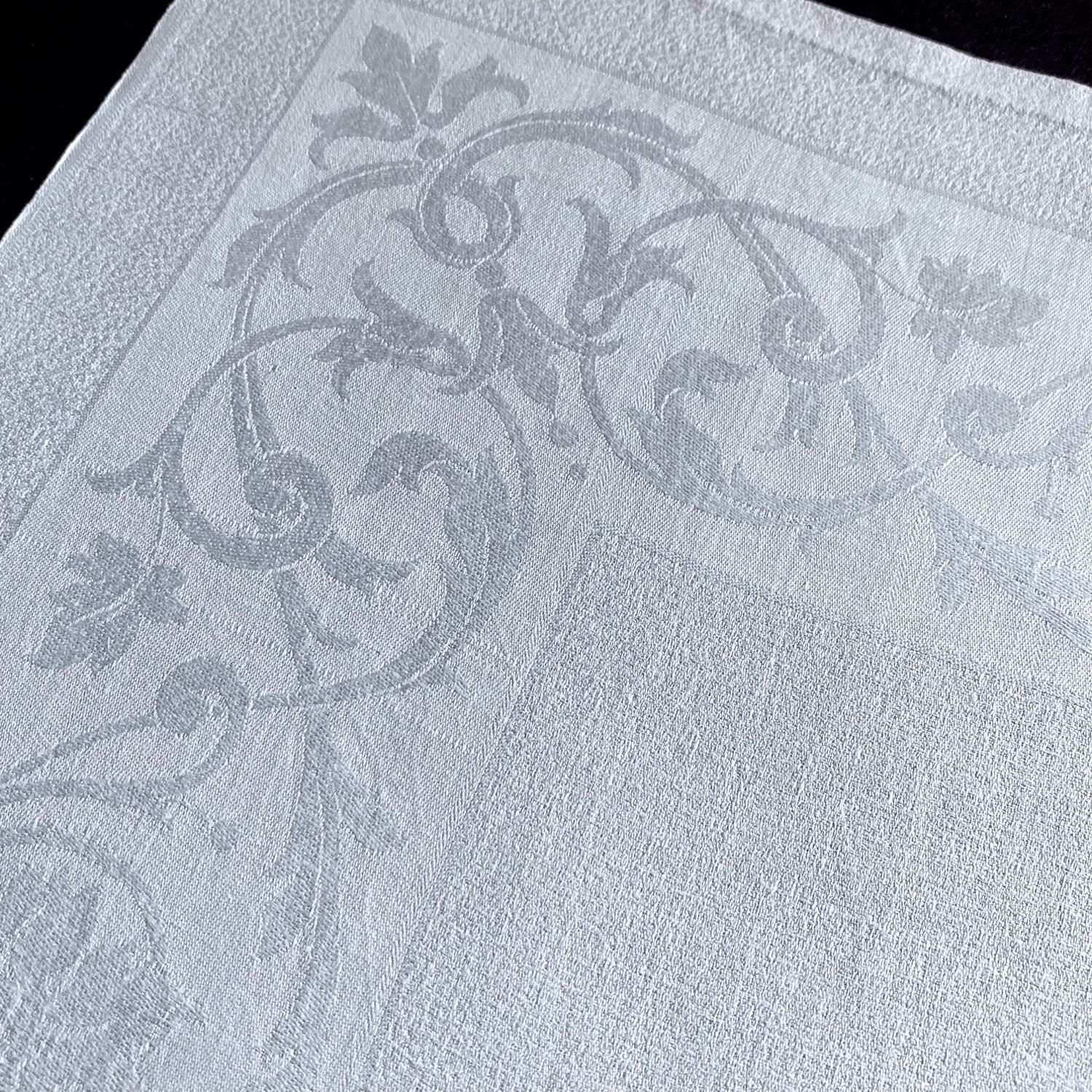 Service of 12 towels