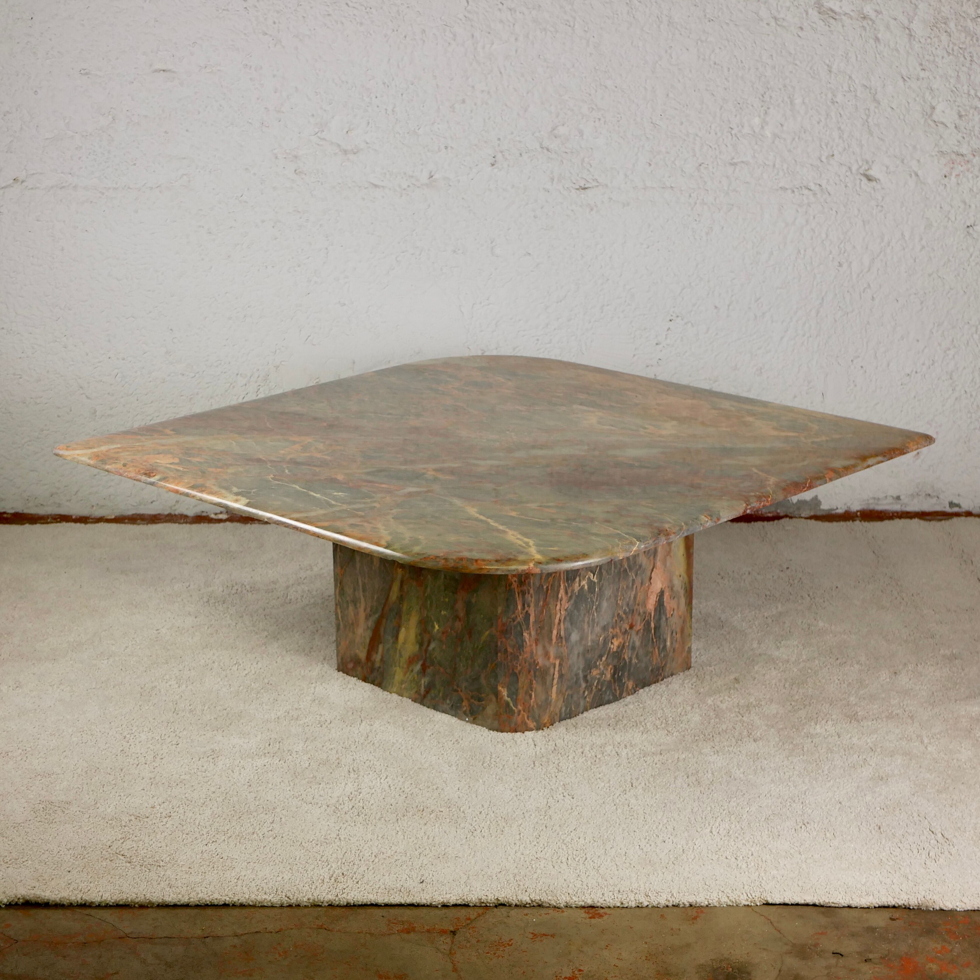 Coffee table in green marble and coral