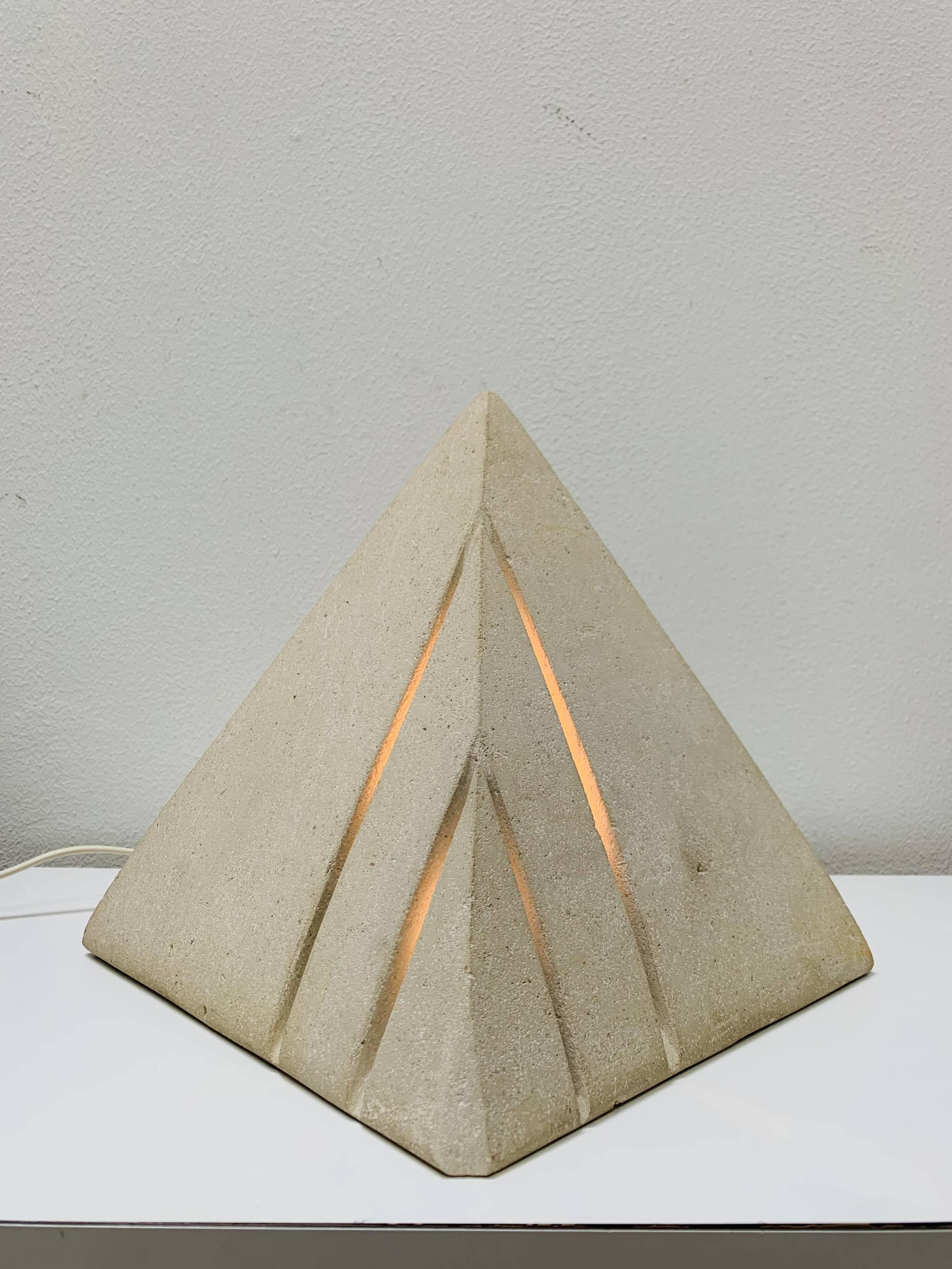 Lampe pyramide en pierre, années 70