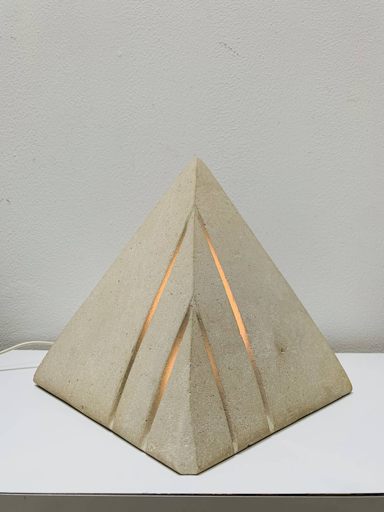 Lampe pyramide en pierre, années 70