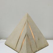 Lampe pyramide en pierre, années 70