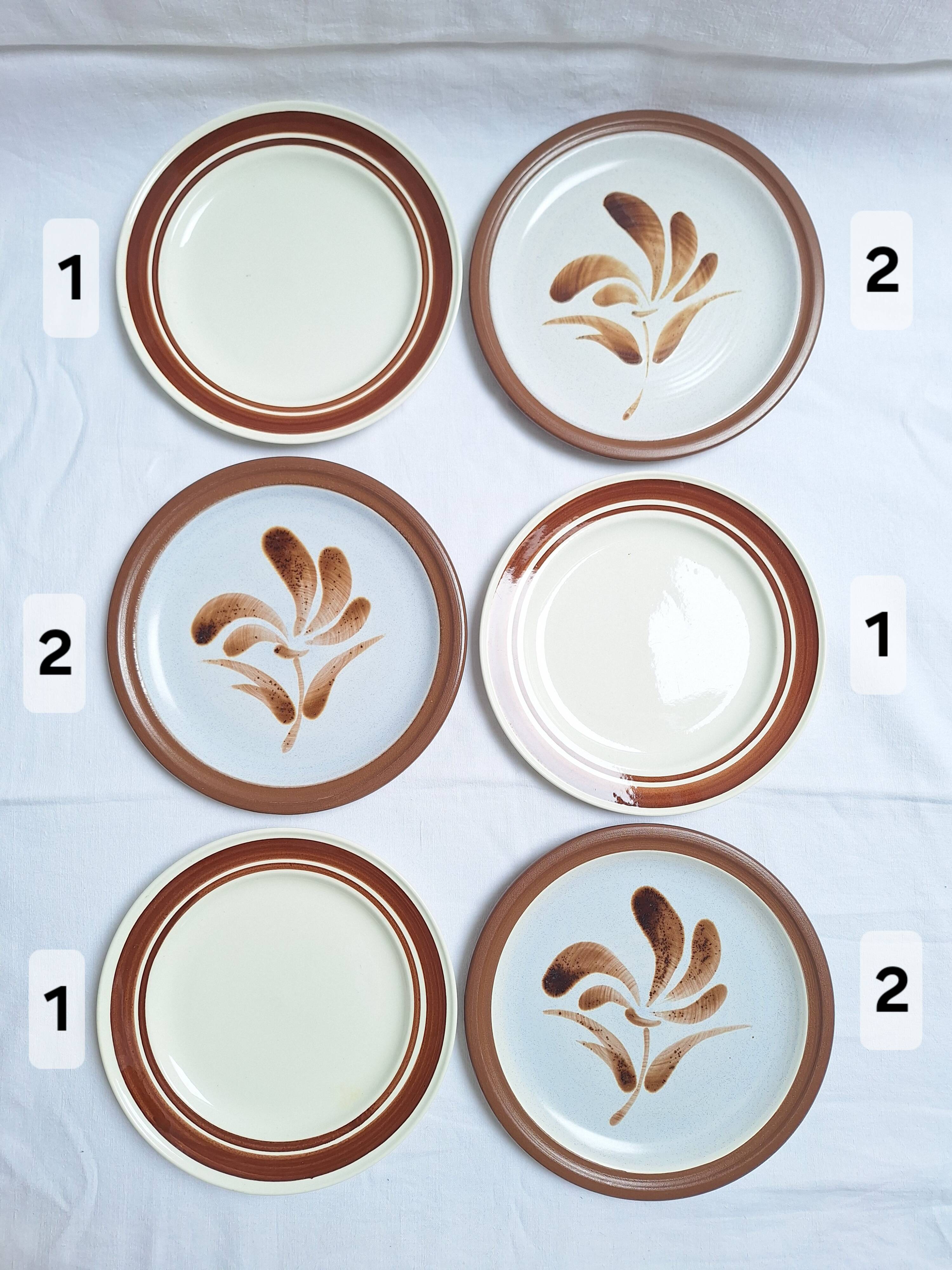 Assiette plates à fleurs marron années 1970