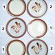 Assiette plates à fleurs marron années 1970