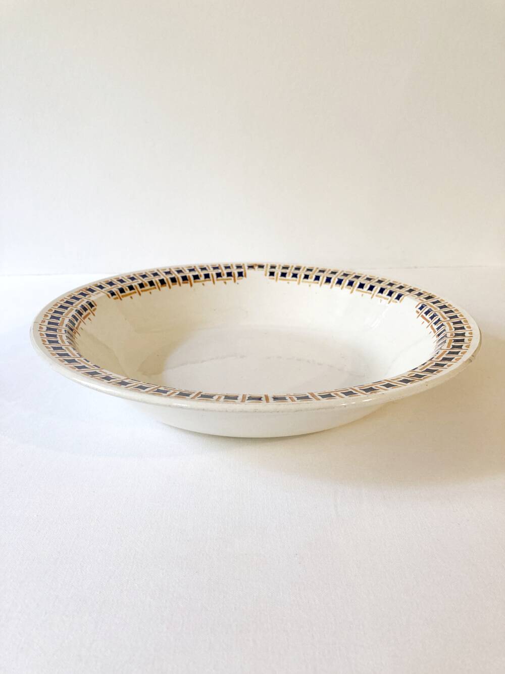 Large round dish from the Faïencerie Nouvelle de Givors, "Maryse" model