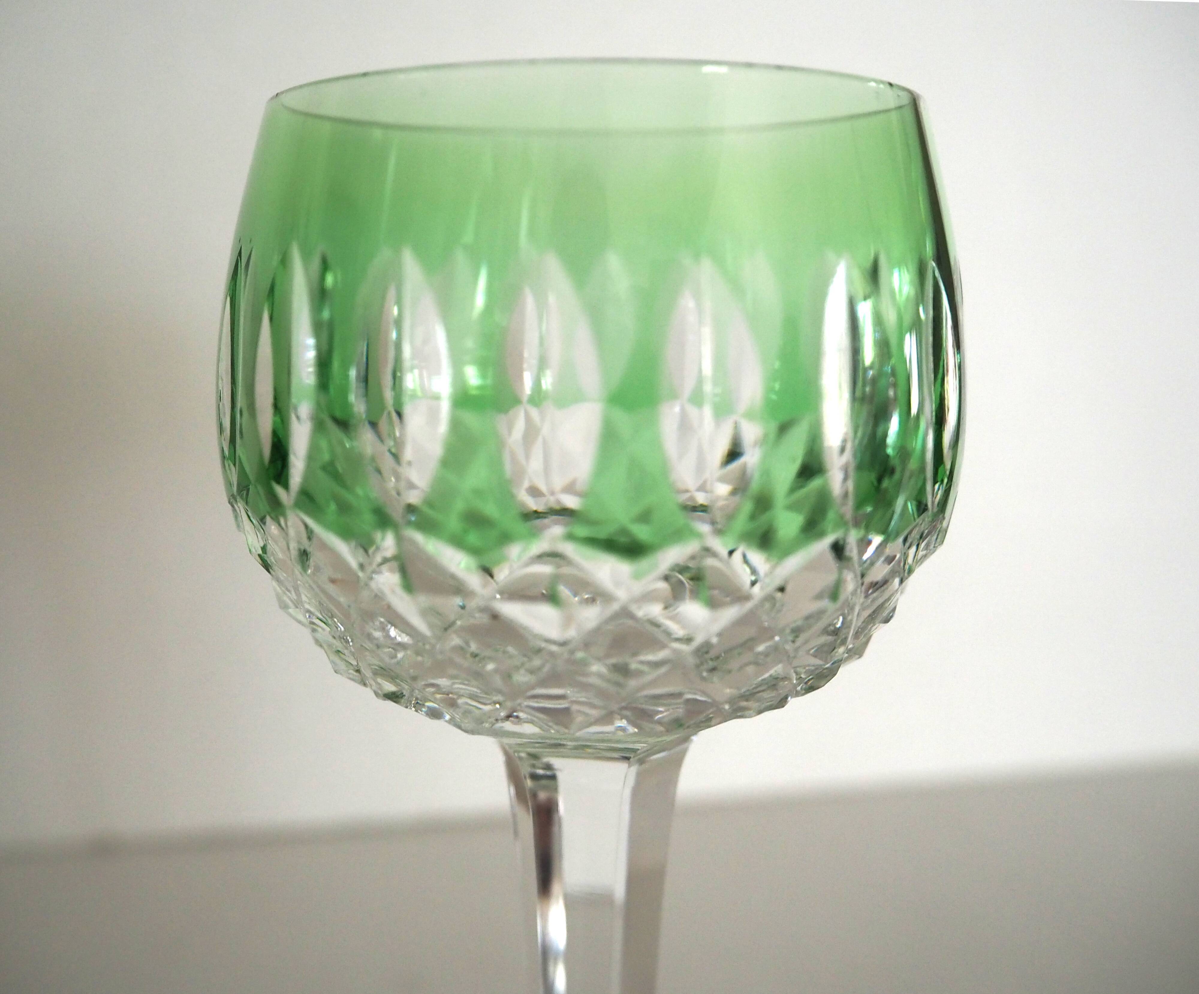 Verre en cristal –   roemer vert – saint-louis – avec une pointe de pigmentation prononcée.